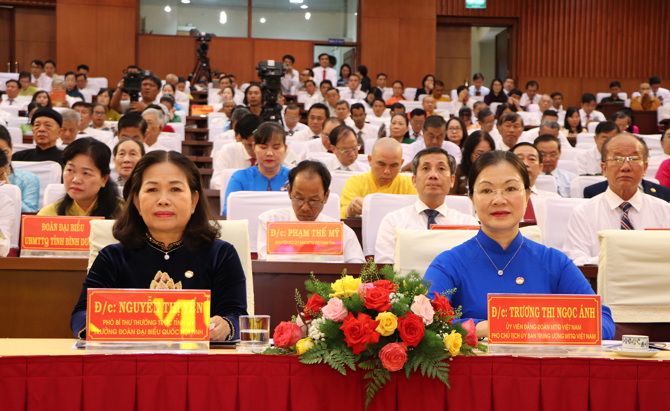 Bà Trương Thị Ngọc Ánh, Phó Chủ tịch Uỷ ban Trung ương MTTQ Việt Nam; bà Nguyễn Thị Yến, Phó Bí thư Thường trực Tỉnh ủy, Trưởng Đoàn ĐBQH tỉnh tham dự Đại hội.