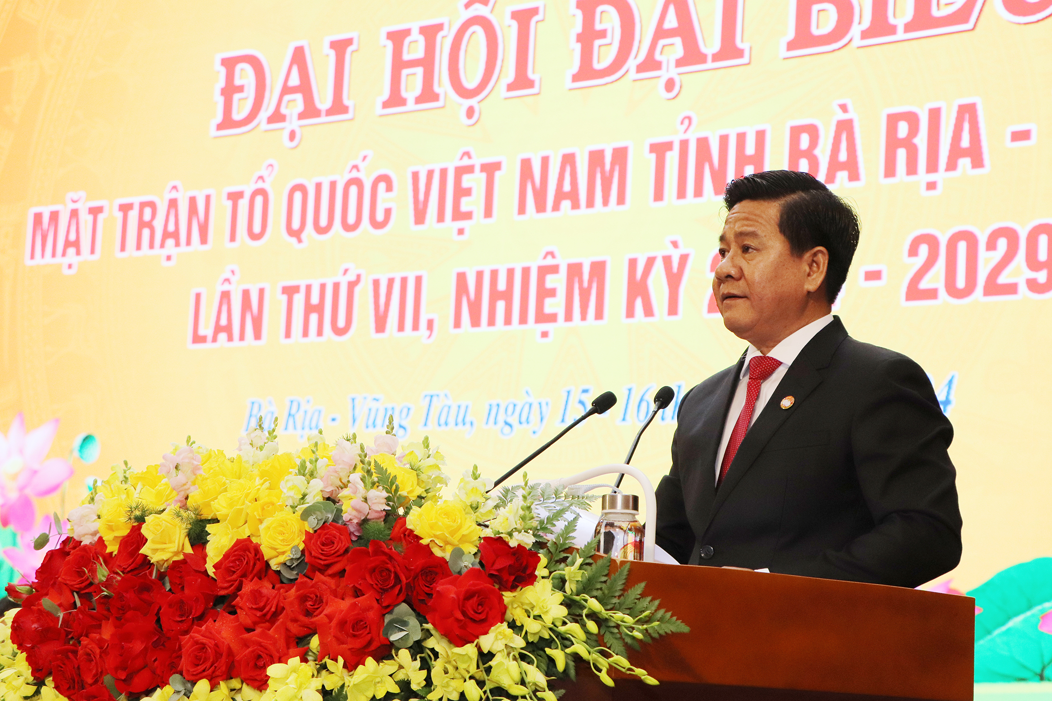 Chủ tịch UBMTTQ Việt Nam tỉnh Bùi Chí Thành phát biểu khai mạc Đại hội.