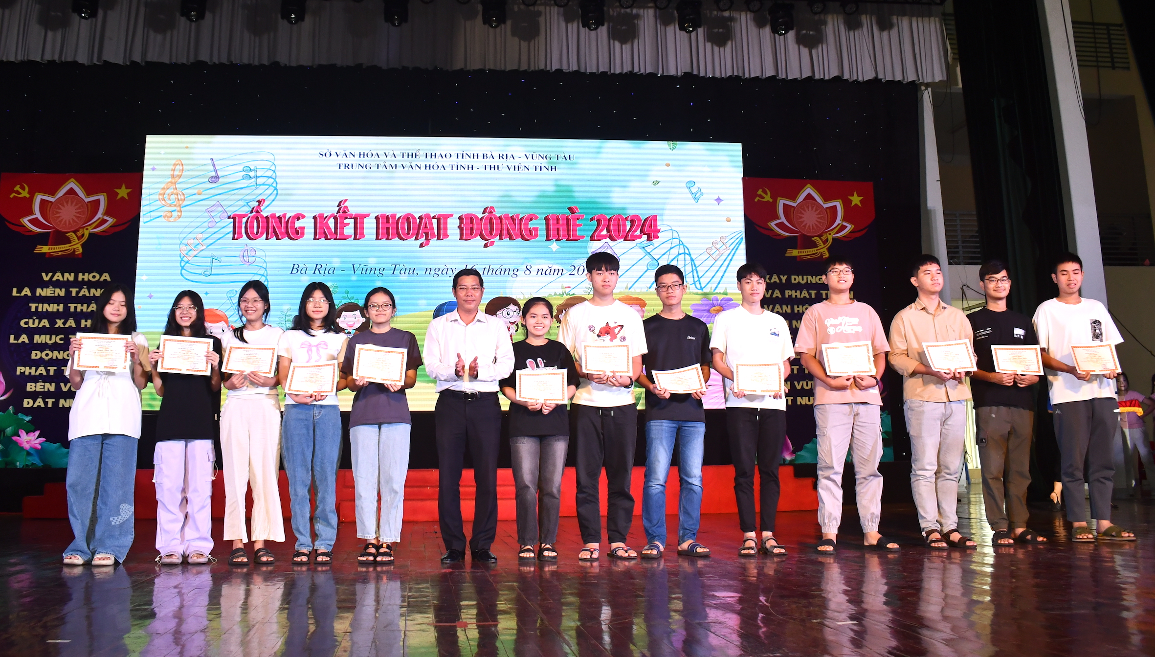 Ông Trần Công Sơn, Giám đốc Thư viện tỉnh trao giấy khen đến các tình nguyện viên tham gia hoạt động hè năm 2024.