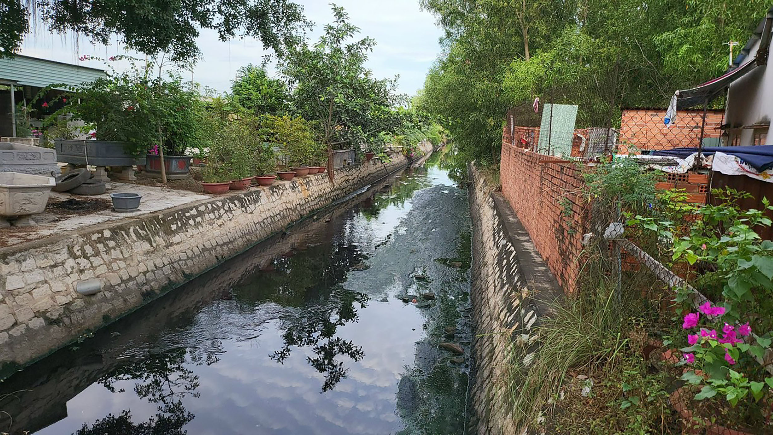 Một số hộ dân lấn chiếm kênh Rạch Bà khiến lòng kênh bị thu hẹp.