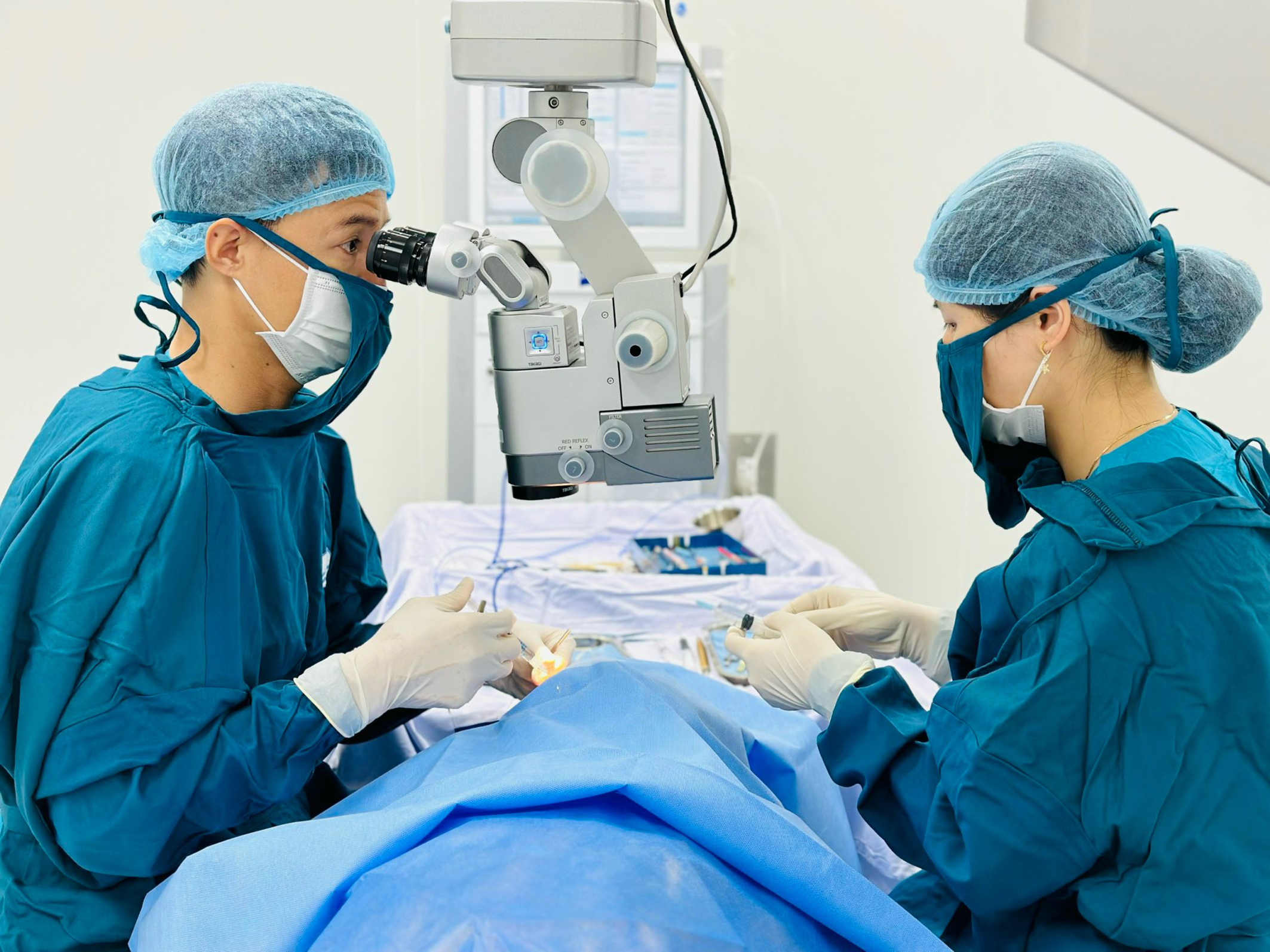 Bác sĩ Bệnh viện Mắt miền Đông (TP.Bà Rịa) thực hiện ca phẫu thuật.