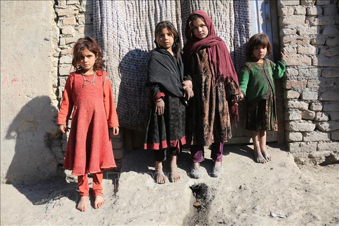 Trẻ em gái Afghanistan tại một trại tị nạn ở Kabul.