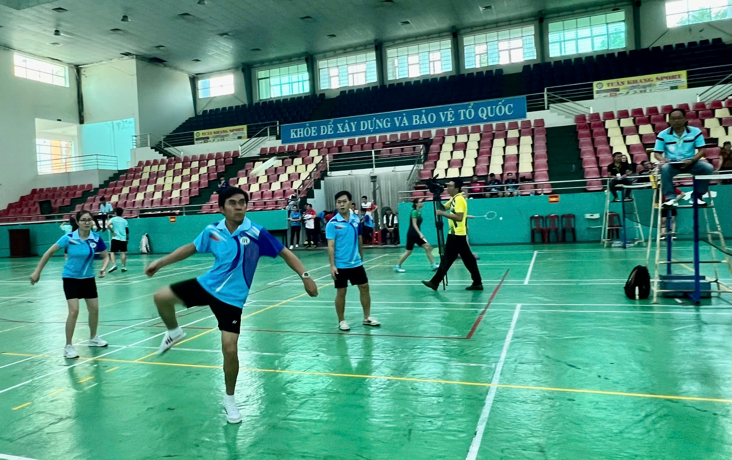 Các VĐV thi đấu môn đá cầu.
