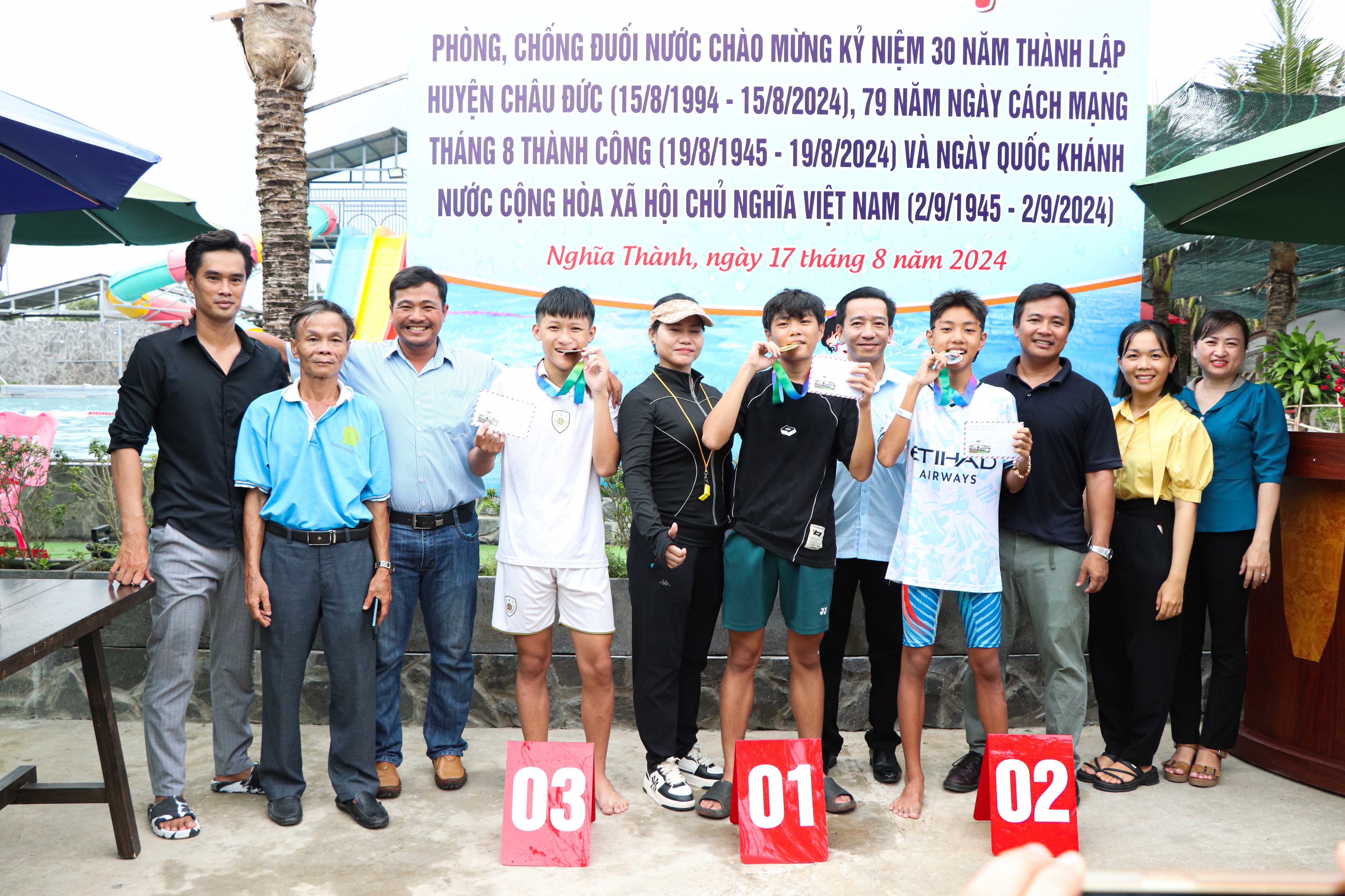 Ông Trần Phúc Tuấn, Phó Chủ tịch UBND xã Nghĩa Thành và Ban tổ chức đã khen thưởng các VĐV xuất sắc tại Giải bơi lội phòng chống đuối nước hè năm 2024.