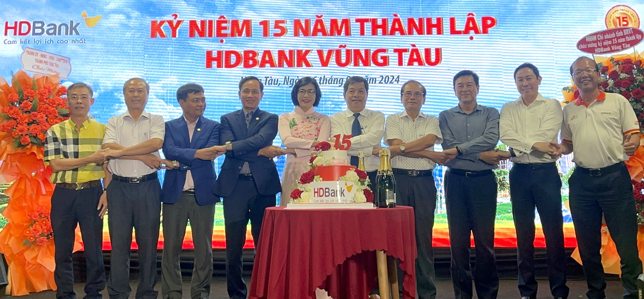 Bà Lê Thị Thanh Bình, Phó Bí thư Thường trực Thành ủy Vũng Tàu dự lễ kỷ niệm và chia vui cùng HDBank.