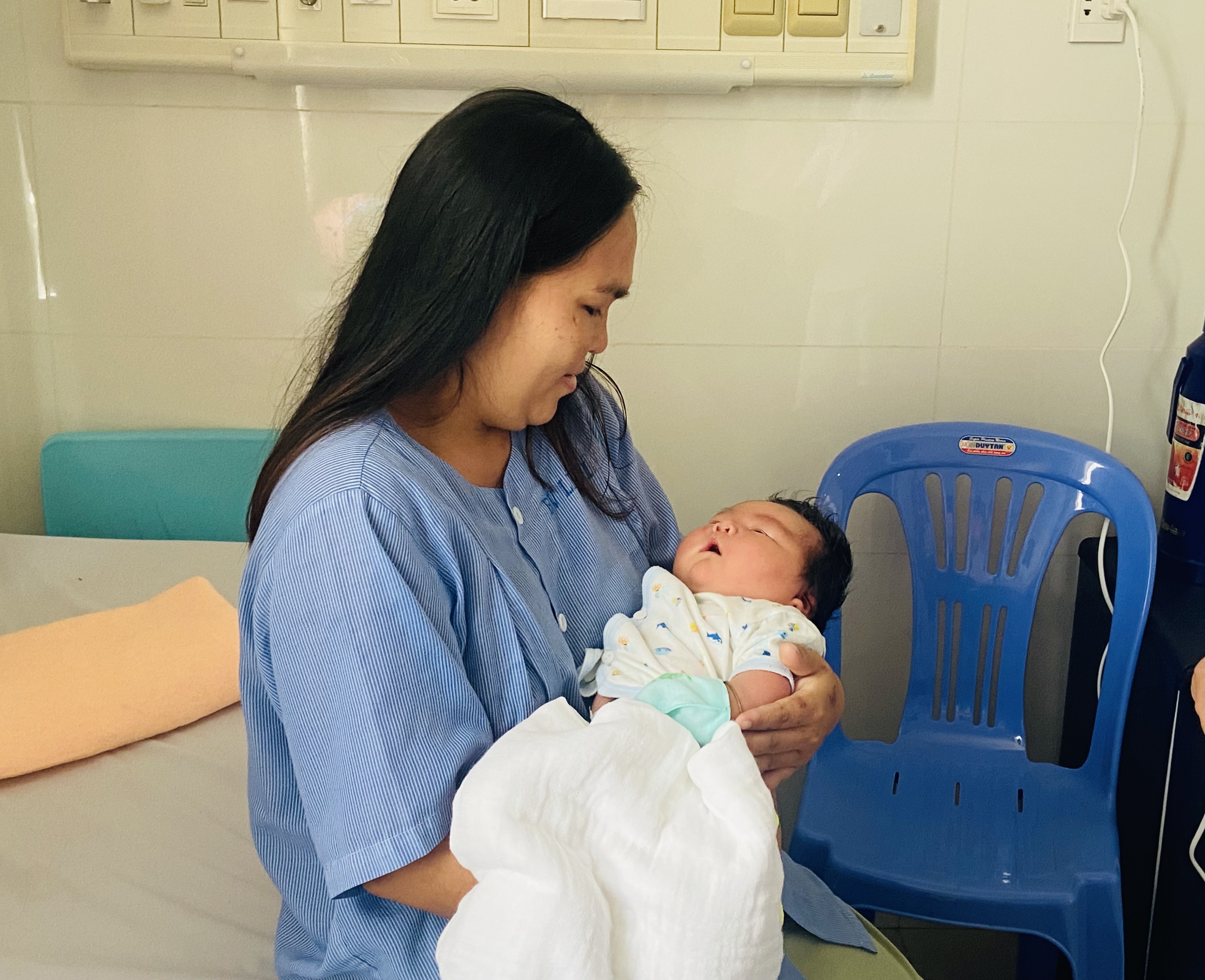 Mỗi cặp vợ chồng nên sinh đủ 2 con nhằm bảo đảm quy mô và chất lượng dân số.