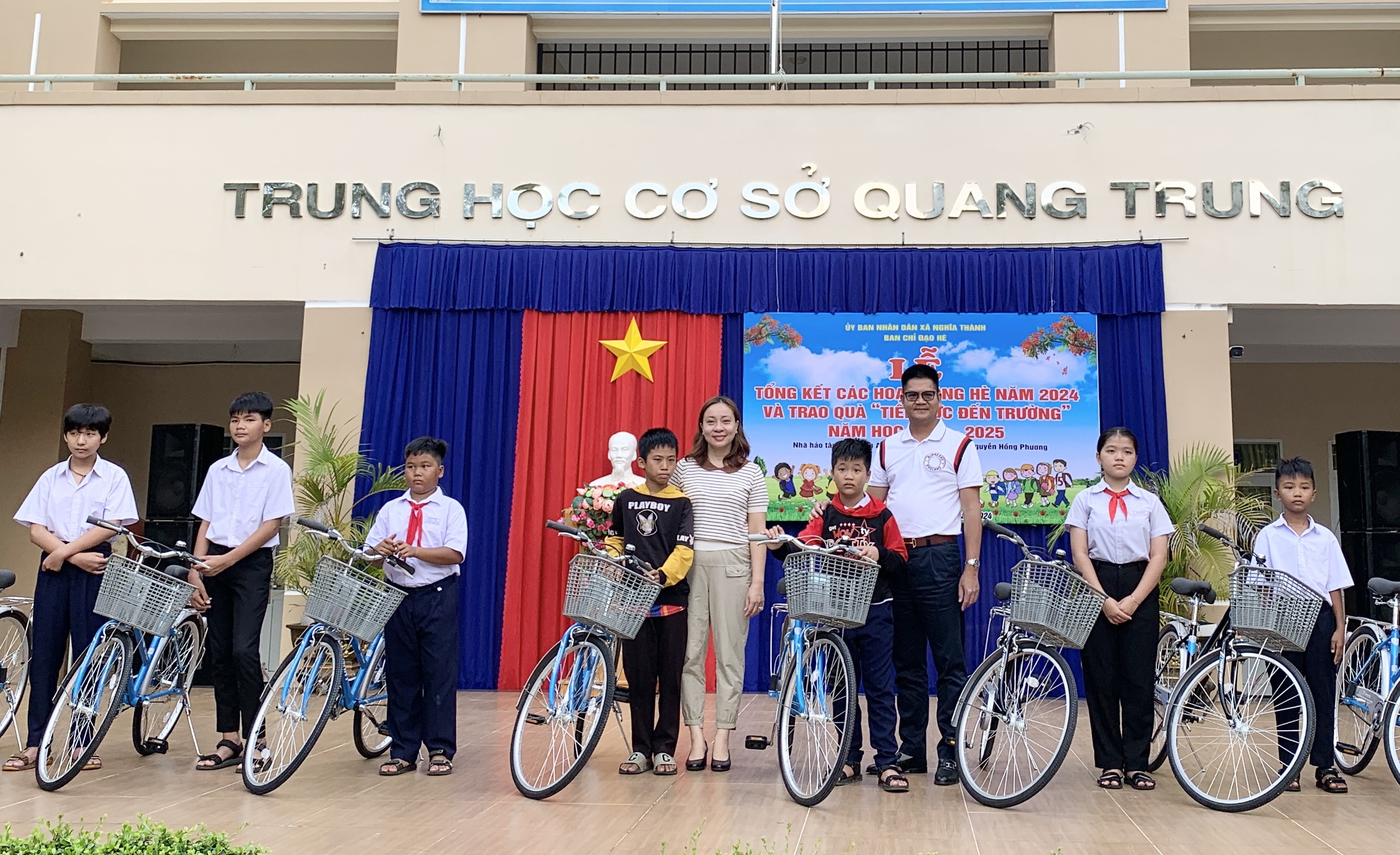 Chị Nguyễn Hồng Phương và anh Trần Quang Đạt trao xe cho HS khó khăn tại huyện Châu Đức.
