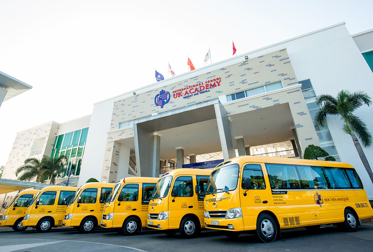 Trường UKA Bà Rịa đã trang bị cảm ứng nhiệt và ứng dụng AntaBus  để phụ huynh dễ dàng theo dõi hành trình của con.  Trong ảnh: Xe đưa rước học sinh của Trường UKA Bà Rịa.