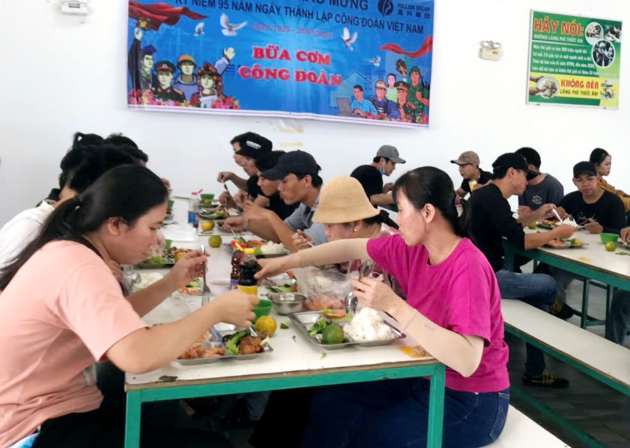 Hơn 500 đoàn viên, NLĐ Công ty TNHH Fullxin Việt Nam vui vẻ trong “Bữa cơm công đoàn”.