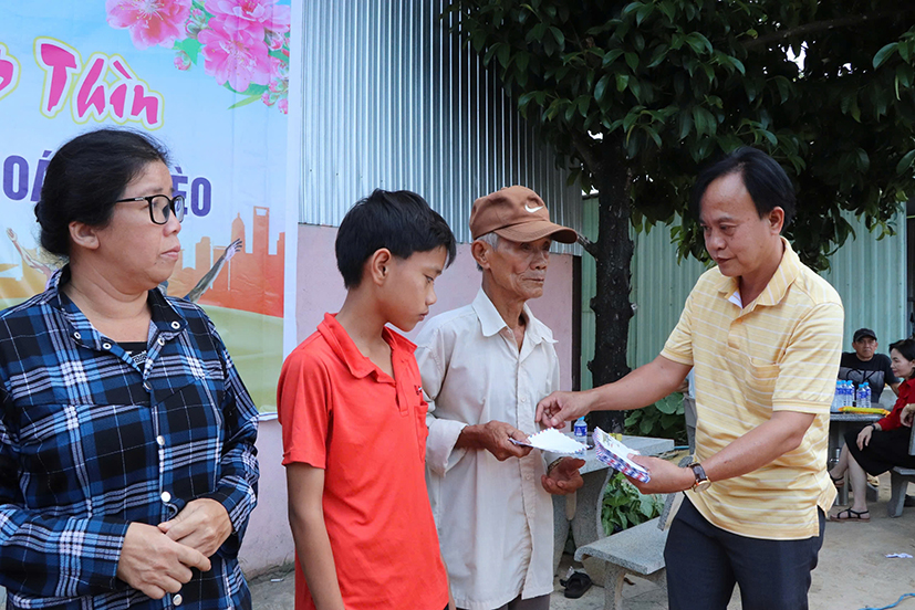 Ông Hoàng Tỷ, Chủ tịch UBND xã Cù Bị trao tặng quà Tết cho các hộ mới thoát nghèo trên địa bàn xã từ các nguồn vận động.