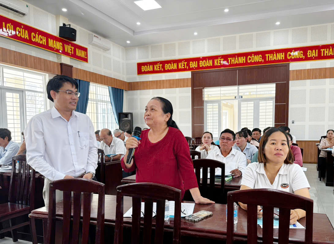 Học viên trao đổi với báo cáo viên tại buổi tập huấn.