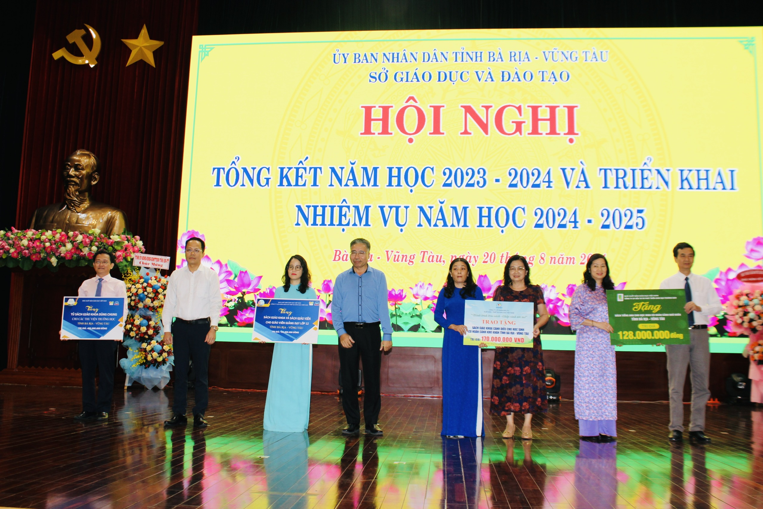 Các đơn vị trao tặng SGK, sách tiếng Anh cho HS, GV tỉnh Bà Rịa - Vũng Tàu.