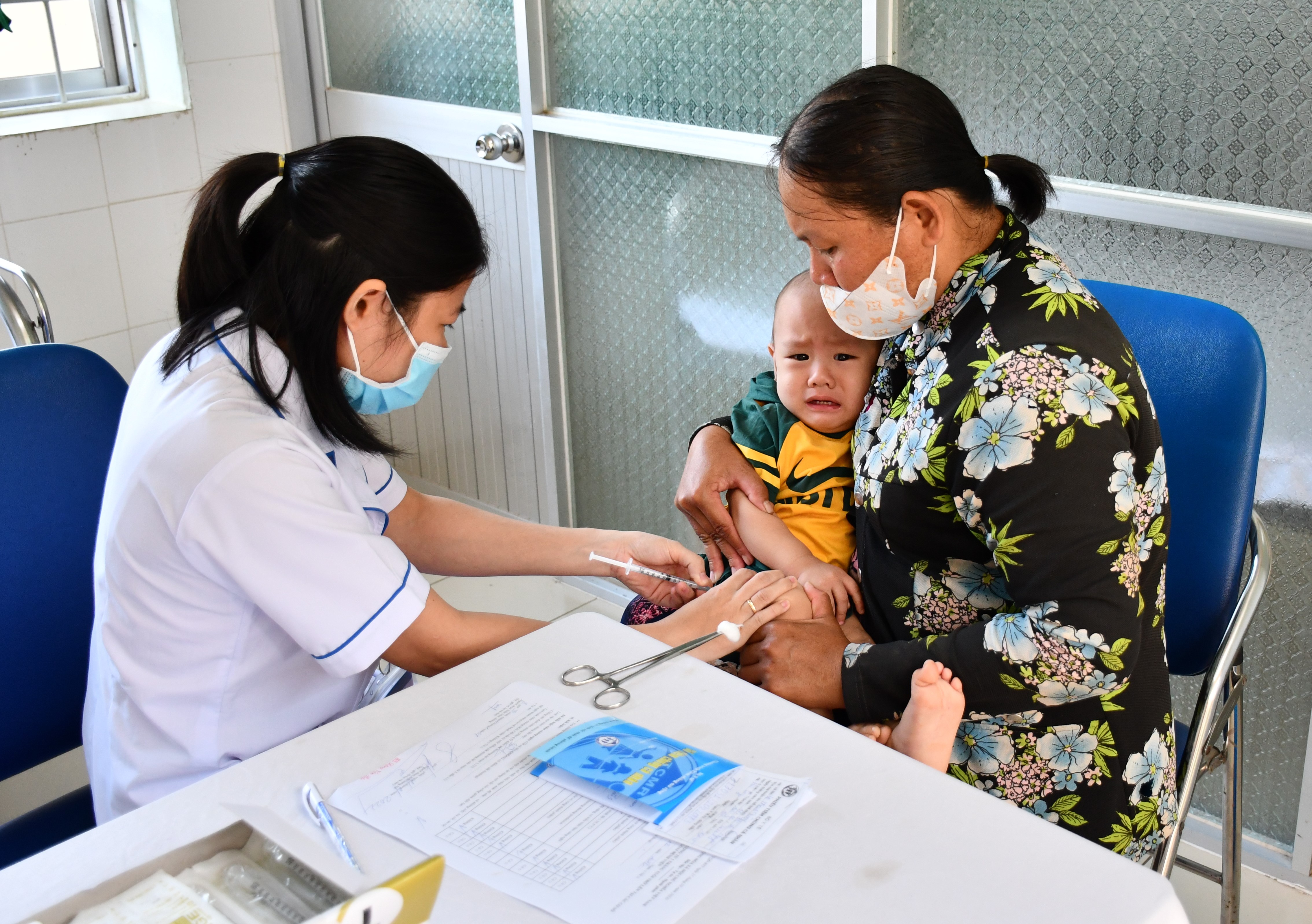 Nhân viên Trạm Y tế xã Hòa Long (TP.Bà Rịa) tiêm vắc xin 5 trong 1 cho trẻ. Ảnh: TUỆ LÂM