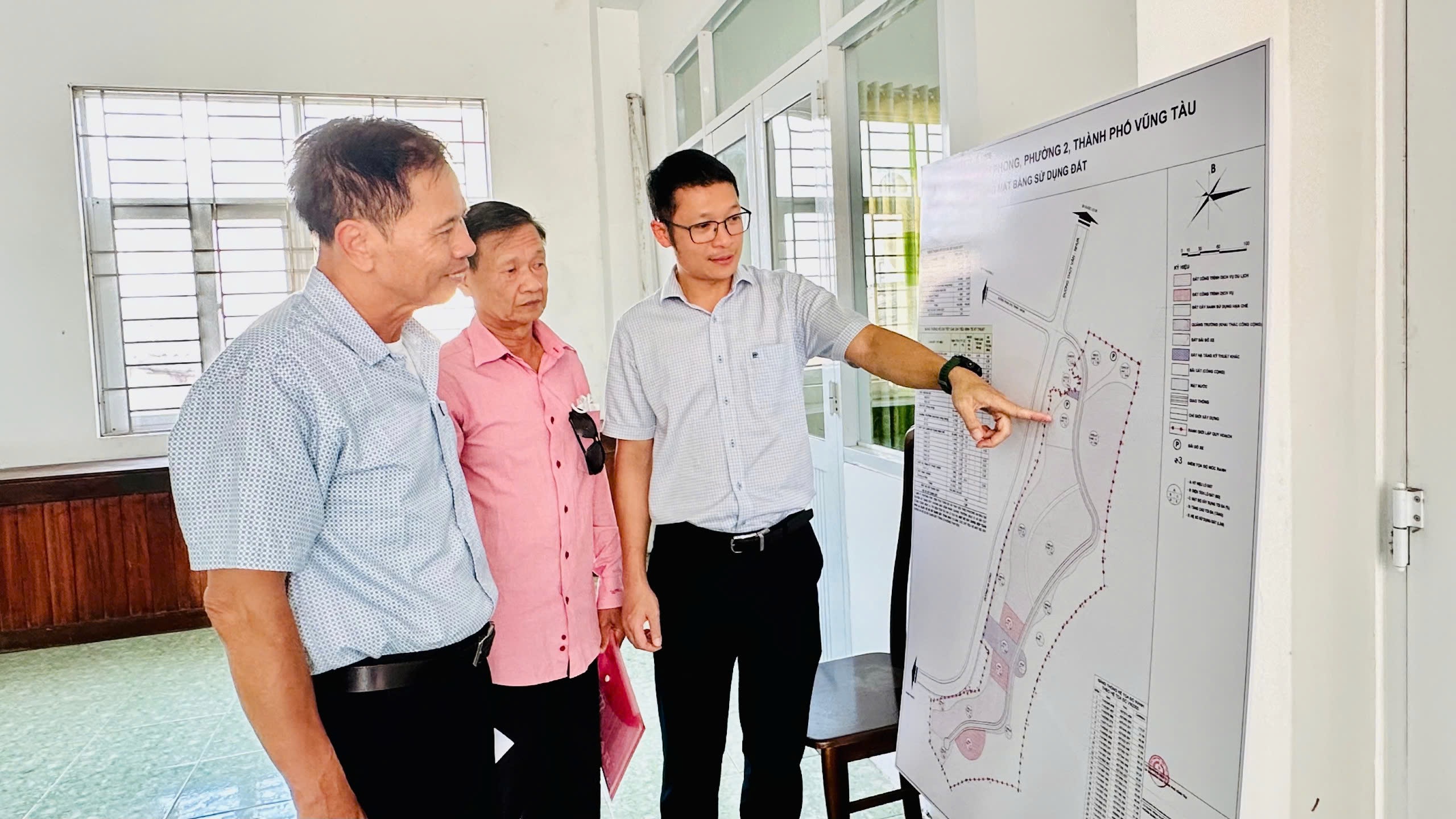  Lãnh đạo Phòng Quản lý đô thị TP. Vũng Tàu giới thiệu quy hoạch cho tiết 1/500 mũi Nghinh Phong với người dân địa phương
