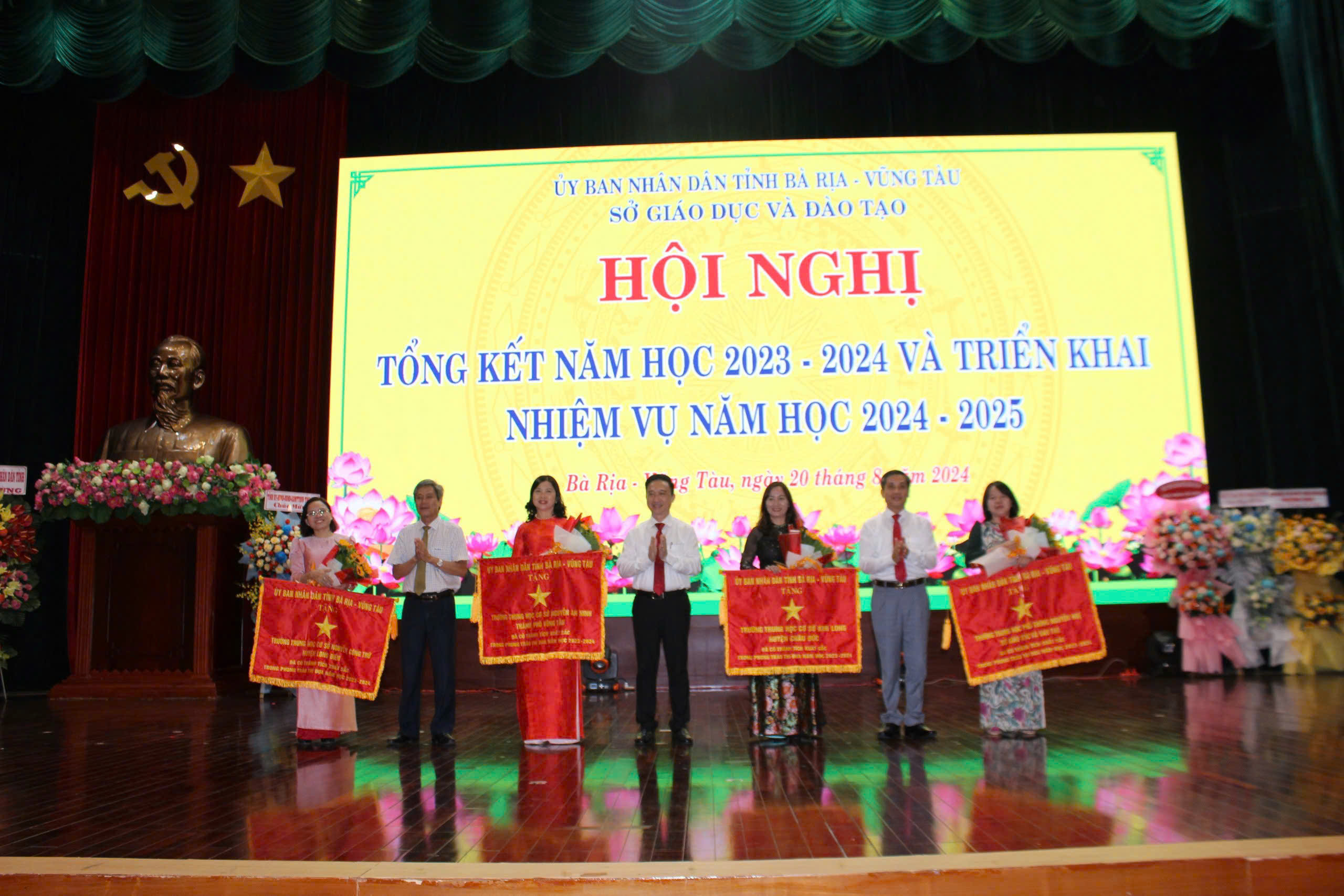 Tại hội nghị, có 15 tập thể được tặng Cờ thi đua của UBND tỉnh.