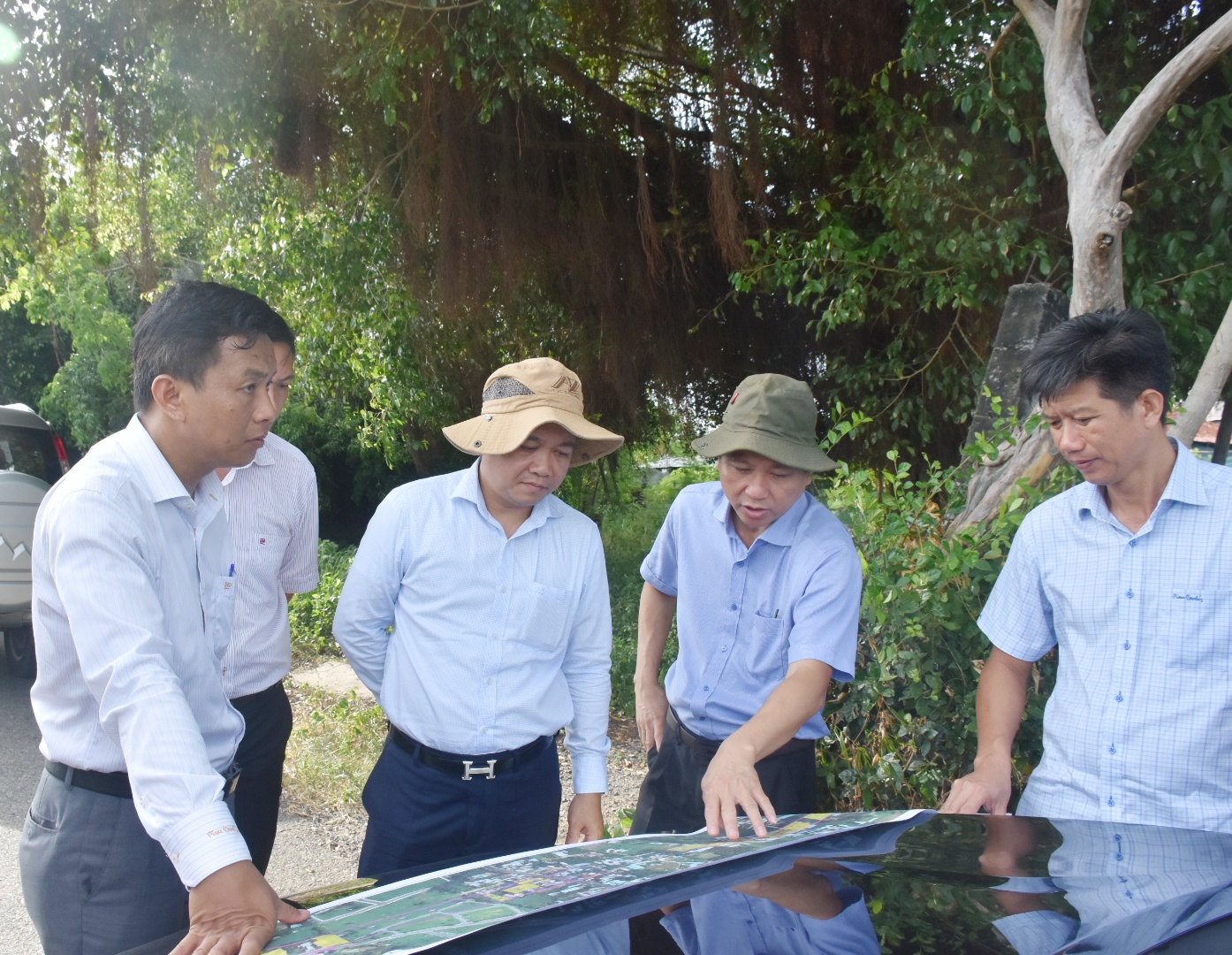 Đoàn kiểm tra công tác giải phóng mặt bằng dự án Đường nối cao tốc Biên Hòa - Vũng Tàu đoạn qua phường Long Toàn.