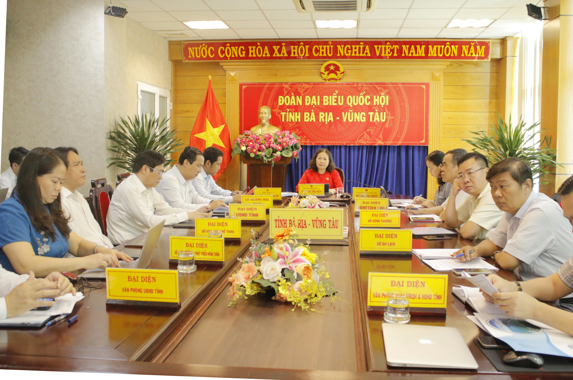 Bà Nguyễn Thị Yến, Phó Bí thư Thường trực Tỉnh ủy, Phó Chủ tịch Nhóm nữ đại biểu Quốc hội Việt Nam, Trưởng Đoàn ĐBQH tỉnh và các đại biểu dự tại điểm cầu Bà Rịa - Vũng Tàu.