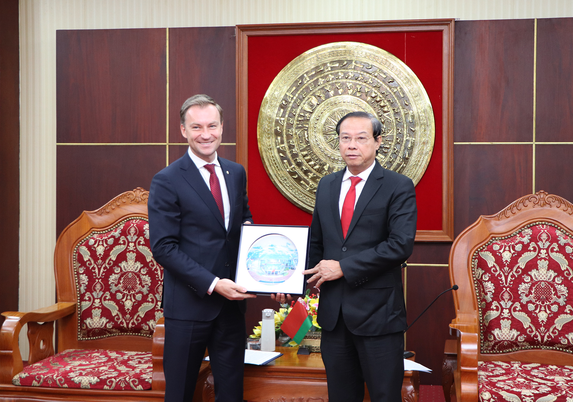 Chủ tịch UBND tỉnh Nguyễn Văn Thọ tặng quà lưu niệm tới Ngài Tổng Lãnh sự Belarus Ruslan Varankou.