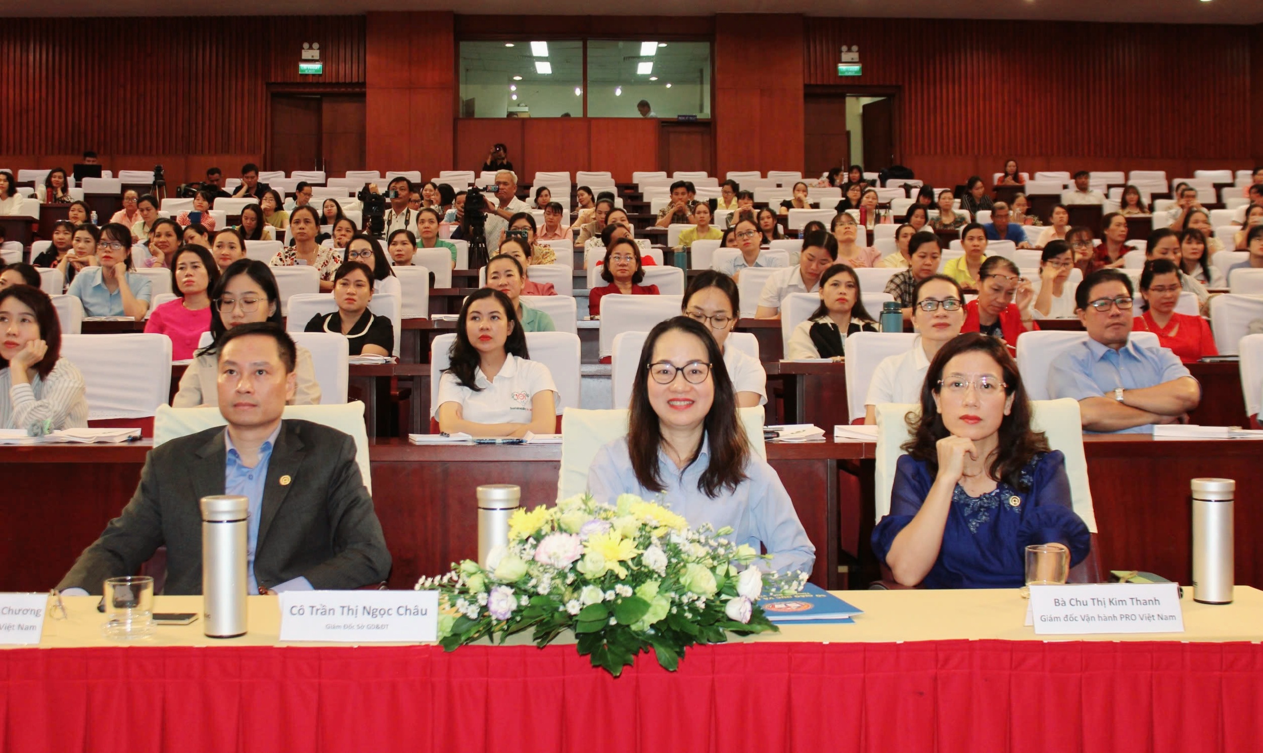Các đại biểu tham dự Lễ phát động chương trình 