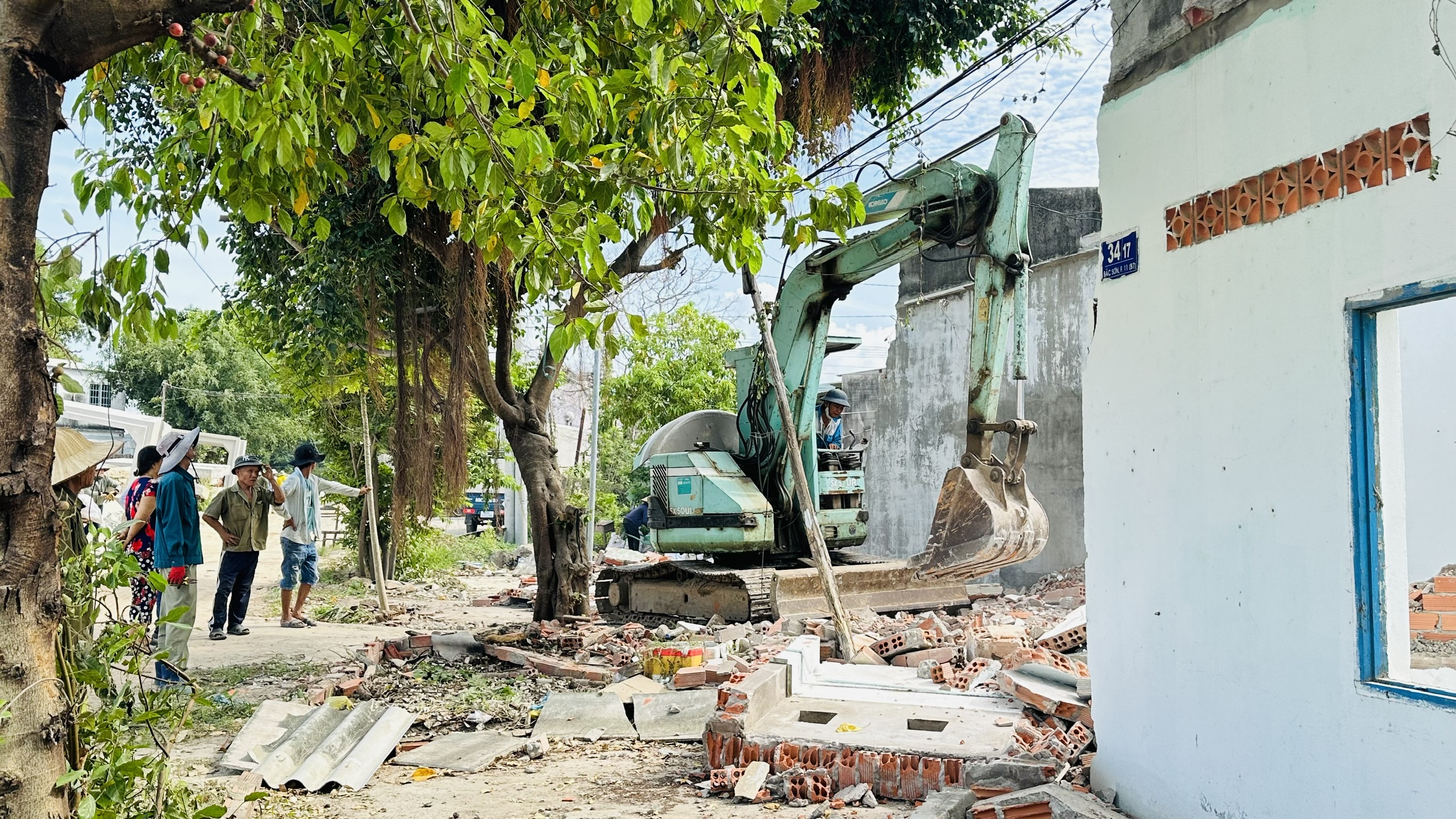 Lực lượng chức năng TP. Vũng Tàu tiếp nhận mặt bằng, san gạt vật kiến trúc trên đất để thực hiện dự án