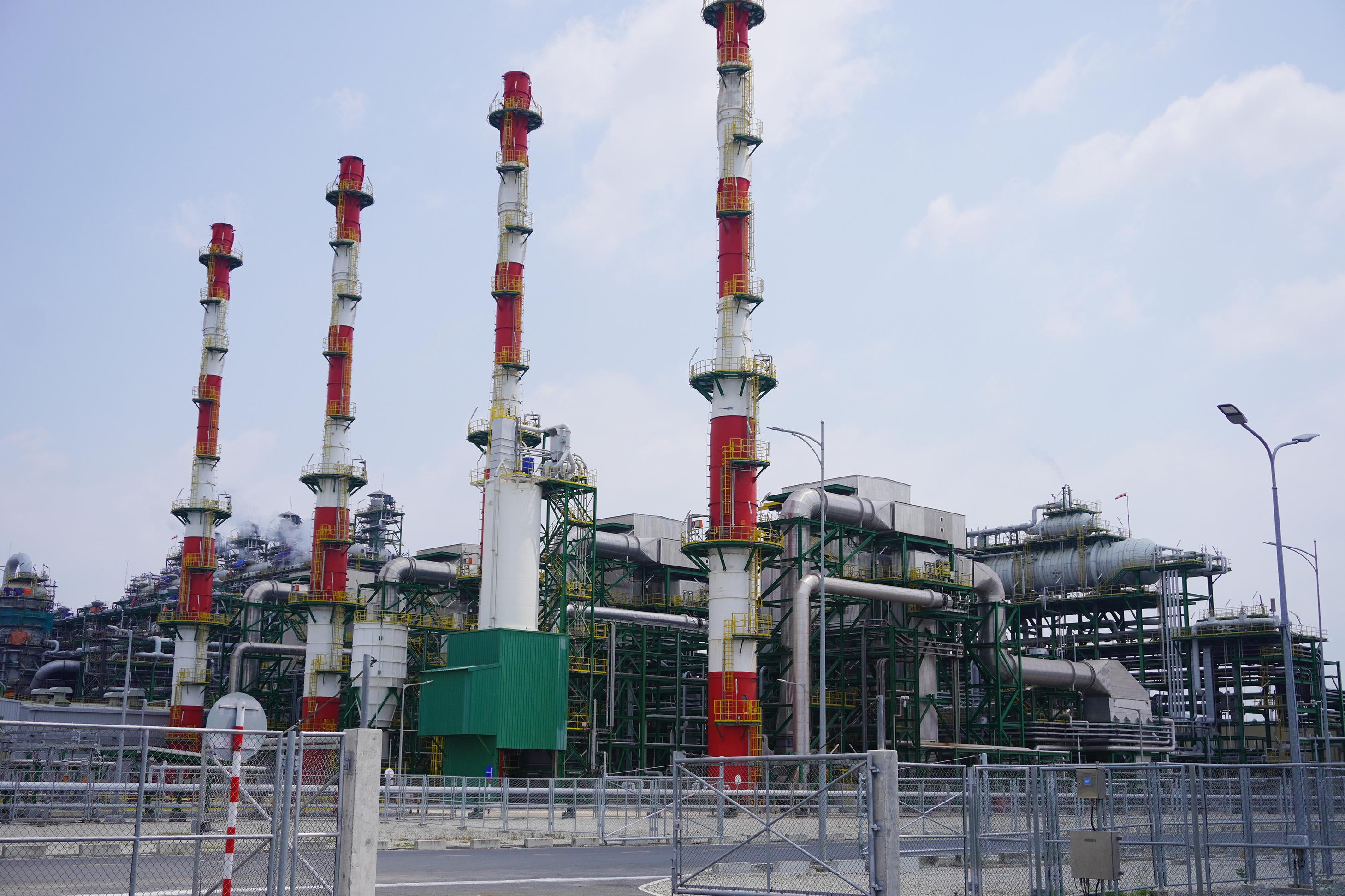 Tổ hợp Hóa dầu Long Sơn là một trong những tổ hợp sản xuất khép kín, hiện đại có quy mô lớn của cả nước.