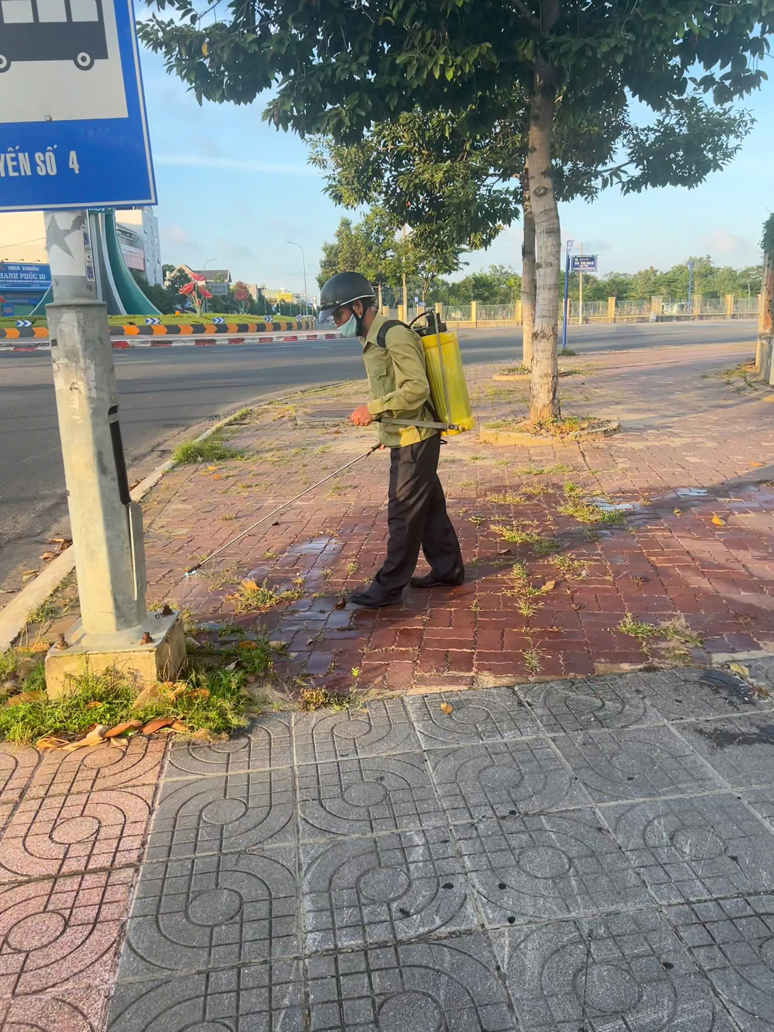 Nhân viên Công ty CP Dịch vụ đô thị Bà Rịa phun thuốc diệt cỏ trên vỉa hè đường Võ Văn Kiệt.
