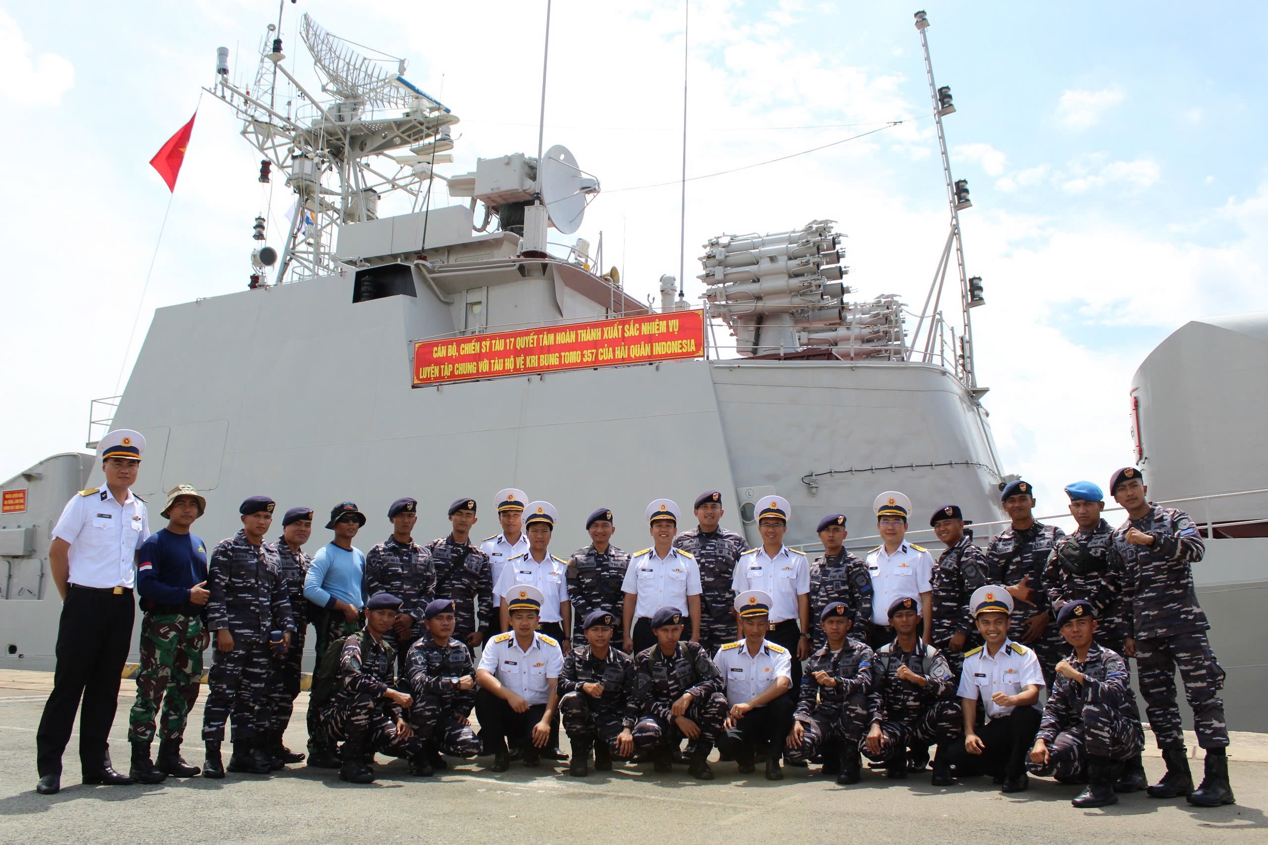 Sĩ quan, thủy thủ Tàu KRI Bung Tomo-357 Hải quân Indonesia thăm tàu 17 và chụp hình lưu niệm với các cán bộ, chiến sĩ tàu.
