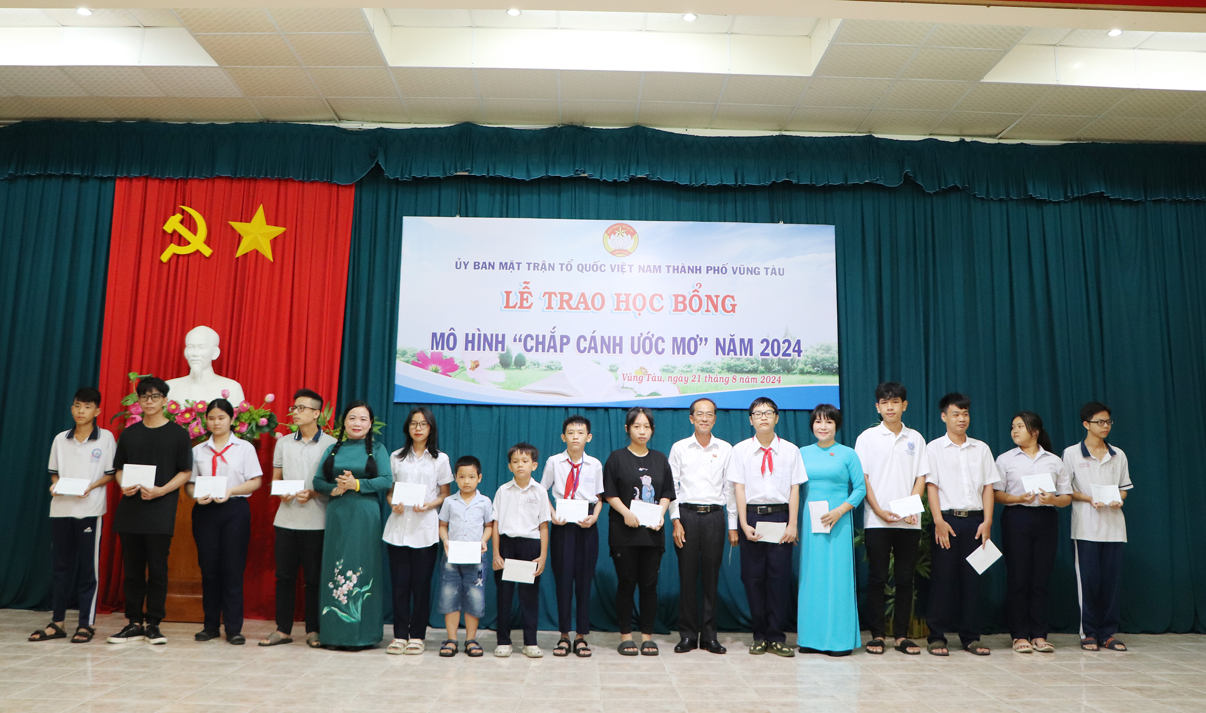 Đại diện lãnh đạo TP.Vũng Tàu, UBMTTQ Việt Nam TP.Vũng Tàu, nhà tài trợ trao học bổng tới các em HS.