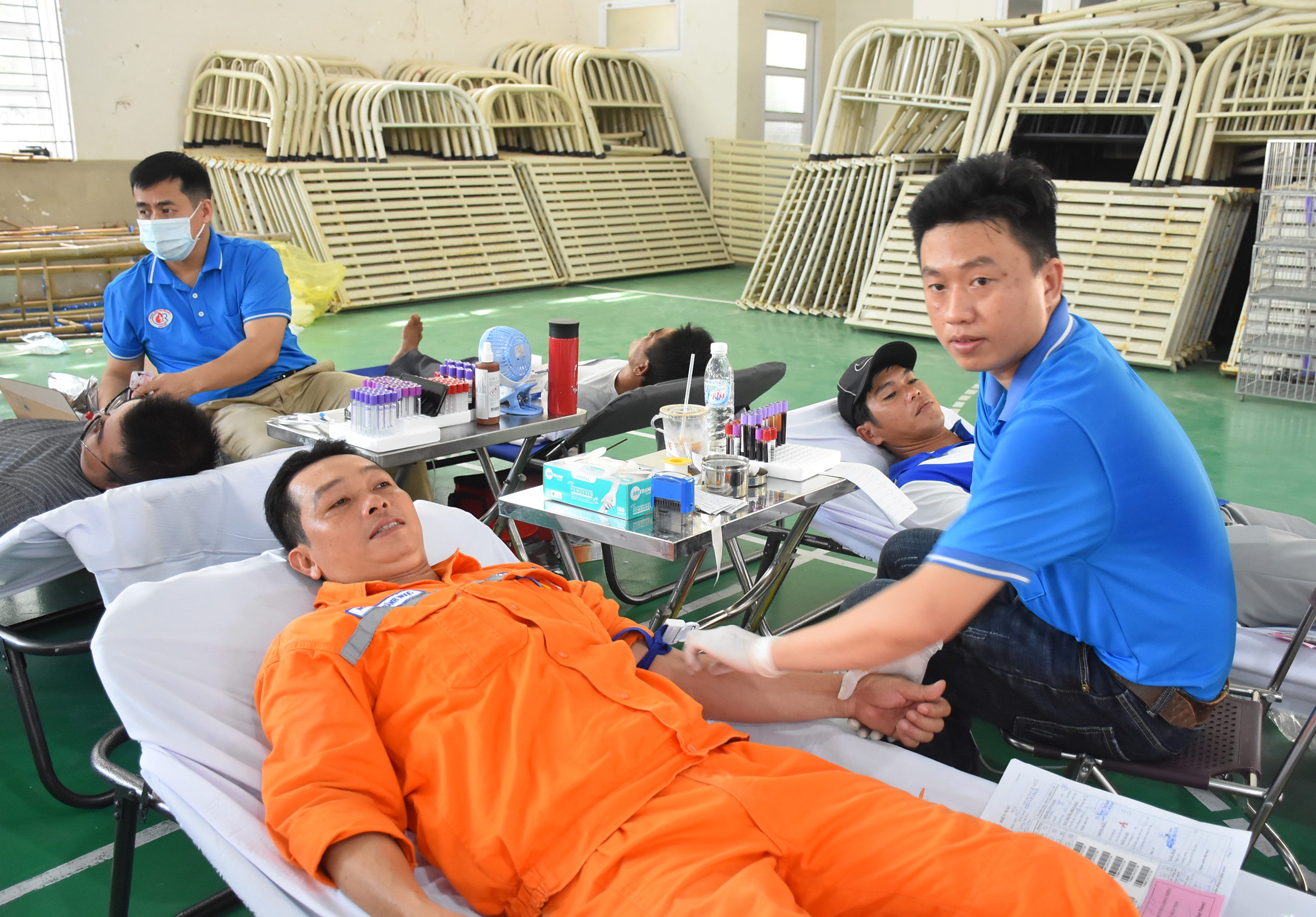 Nhân viên Công ty Điện lực Bà Rịa-Vũng Tàu tham gia hiến máu tình nguyện.