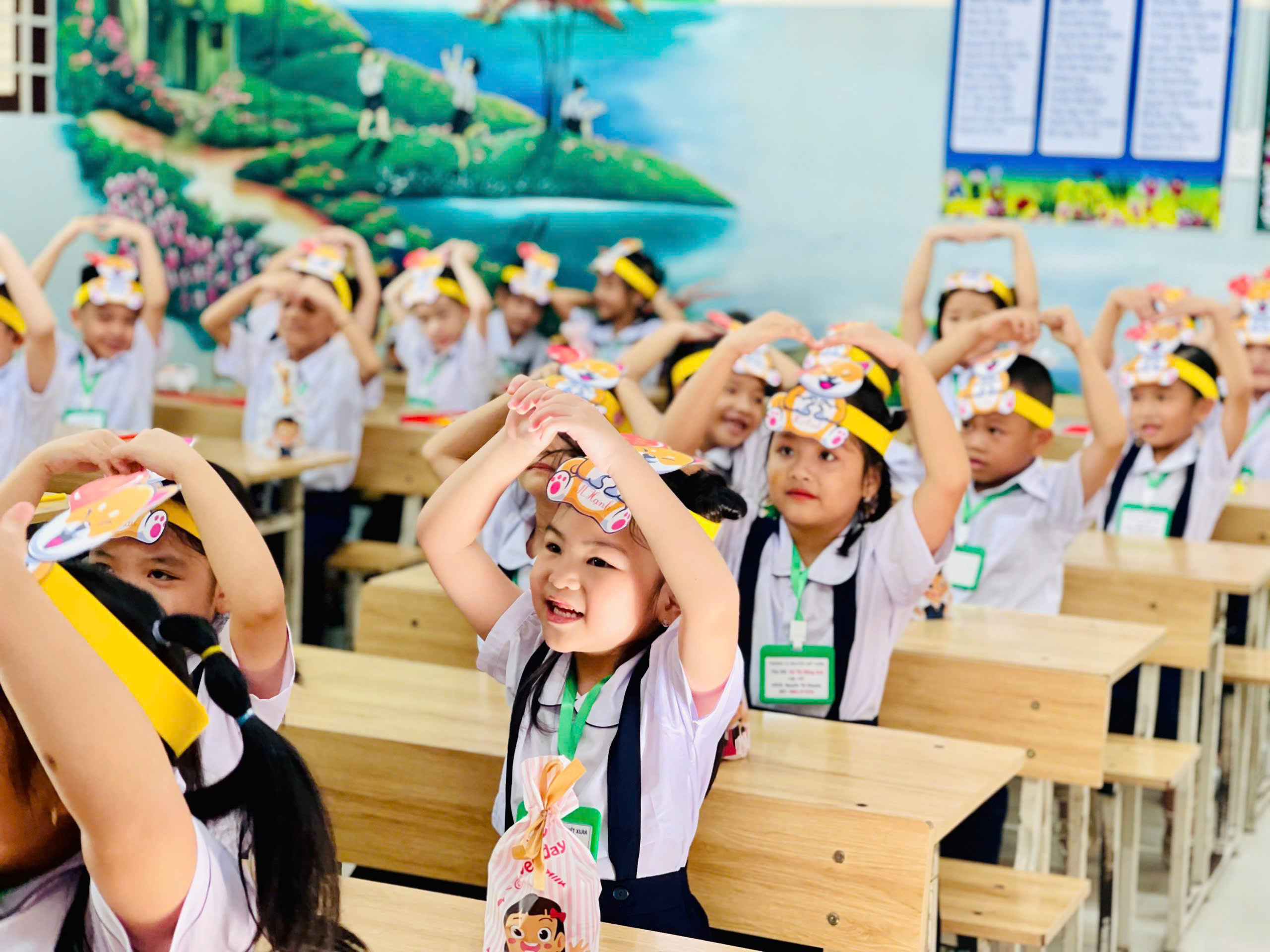 Niềm vui theo các em vào lớp học.