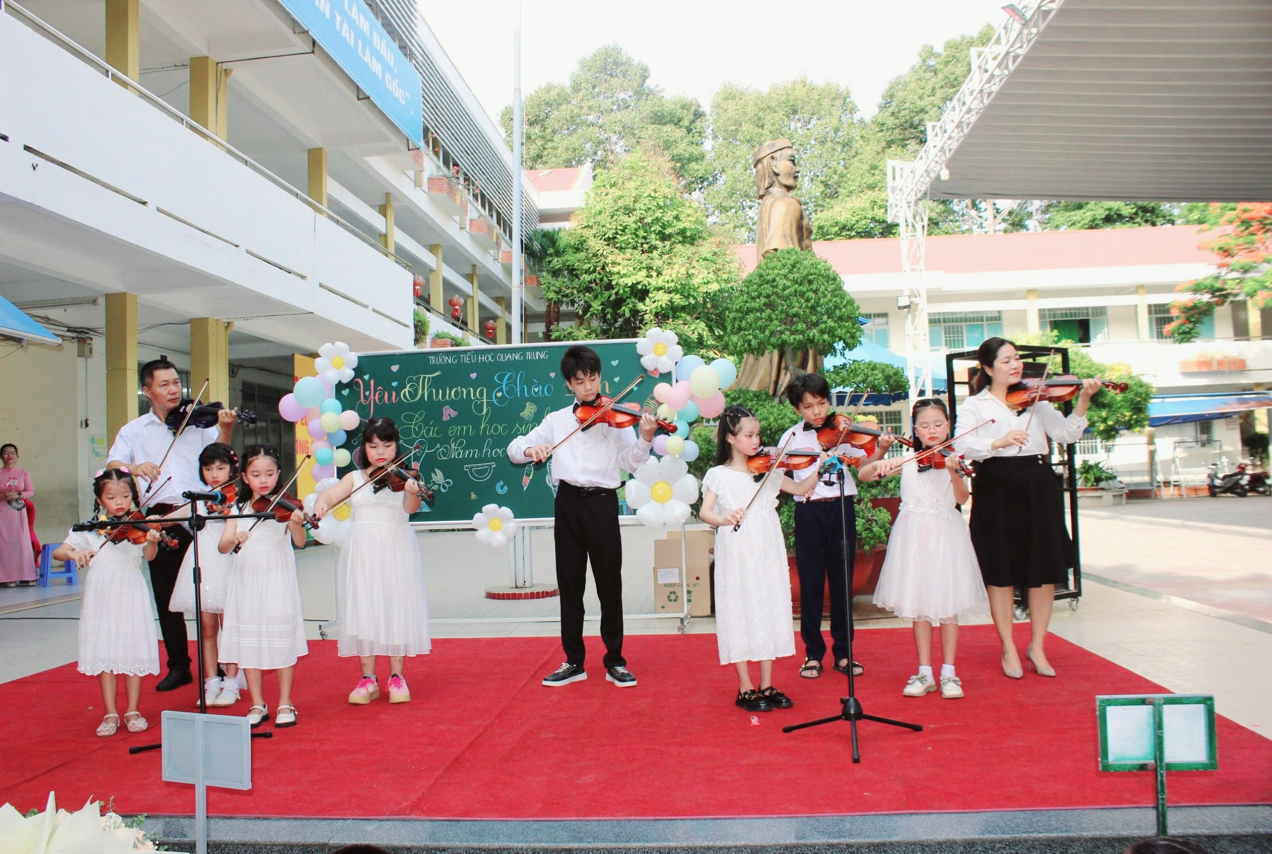 Chương trình văn nghệ đặc sắc chào đón các em HS đầu cấp.