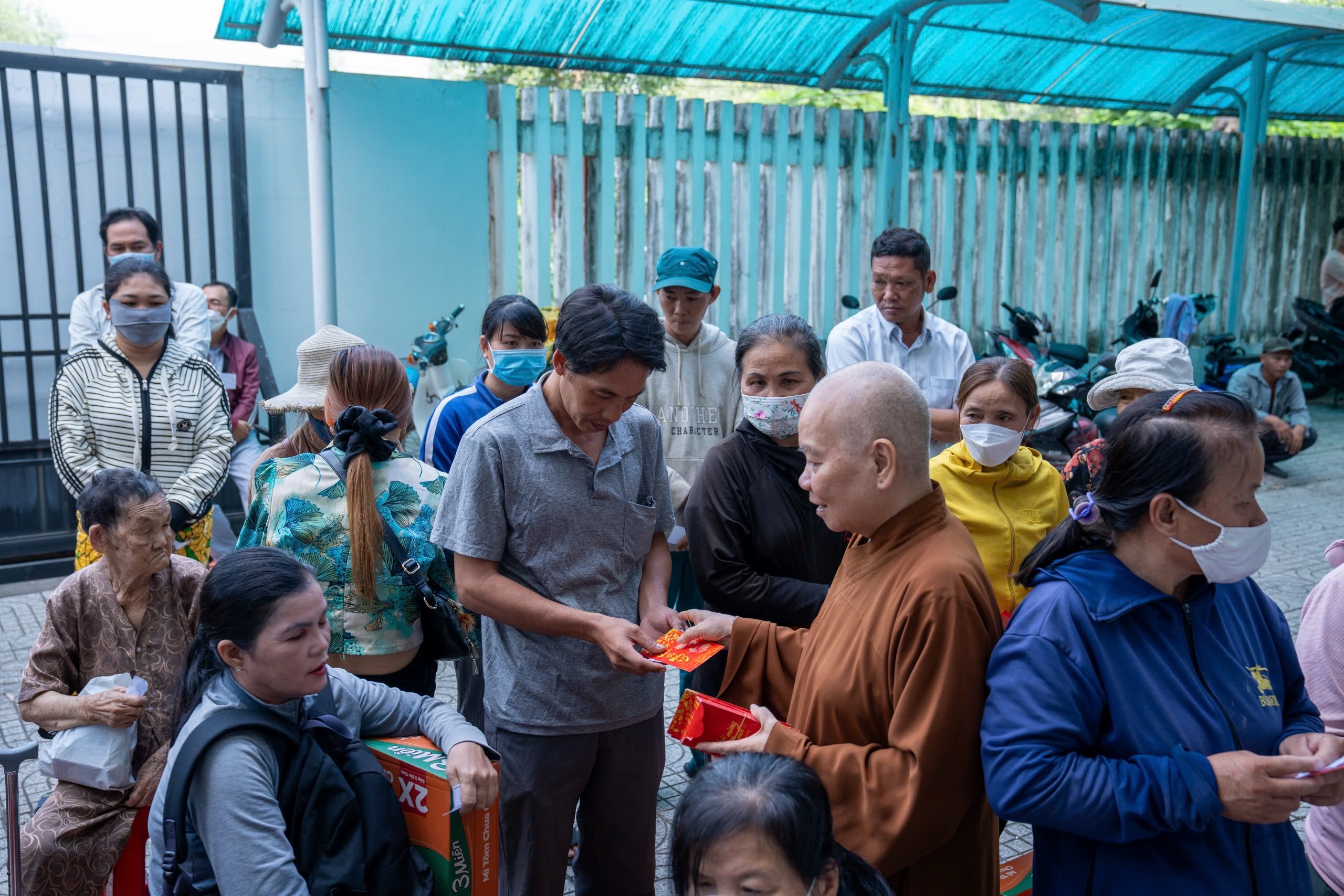 Ni cô Thích nữ Hạnh Hòa, trụ trì Tịnh thất Thiện Tài, tặng quà cho người nghèo.