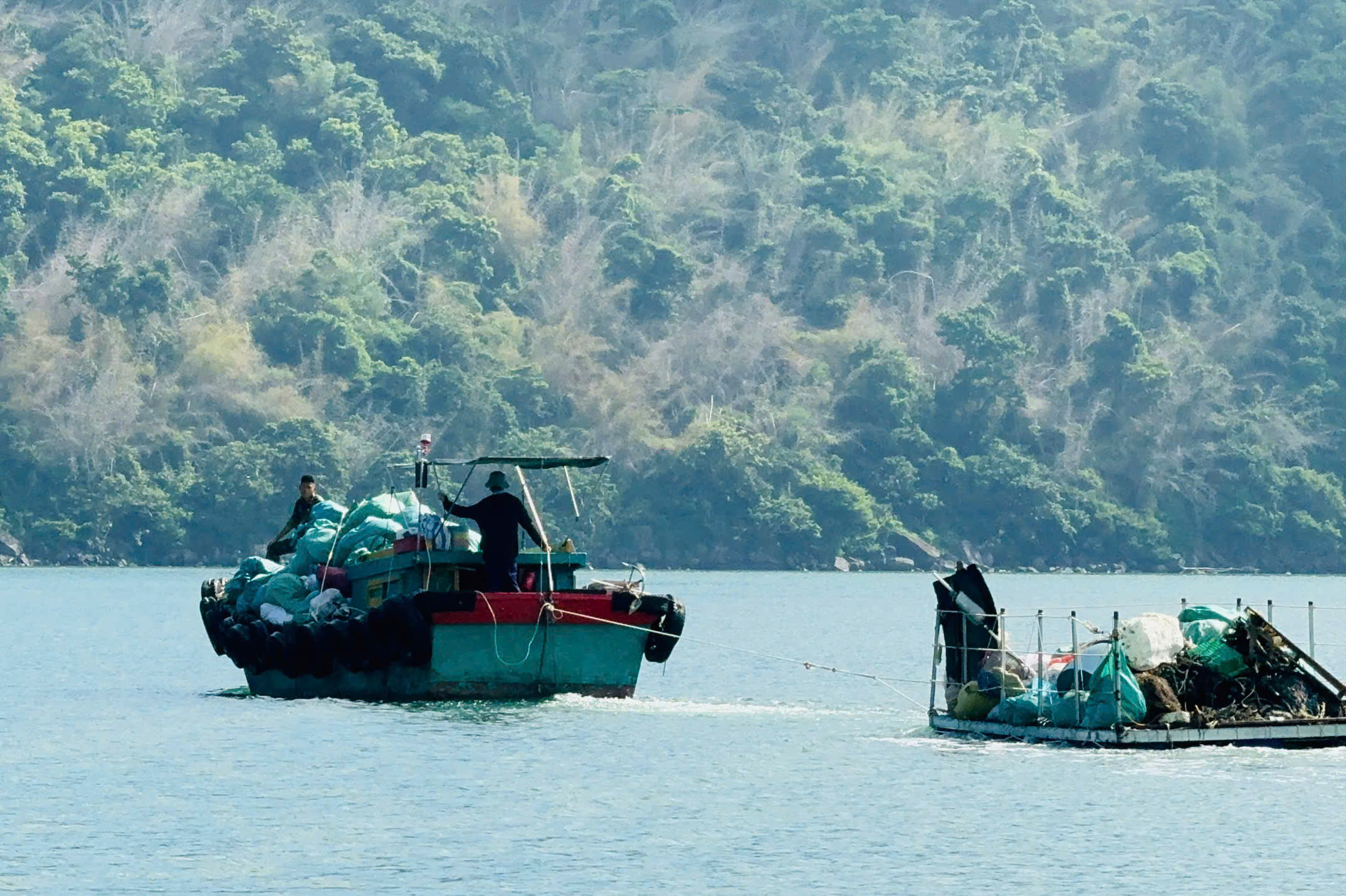 Những chiếc tàu gom đầy rác trên các bãi, bờ từ đảo nhỏ đưa về đảo trung tâm.