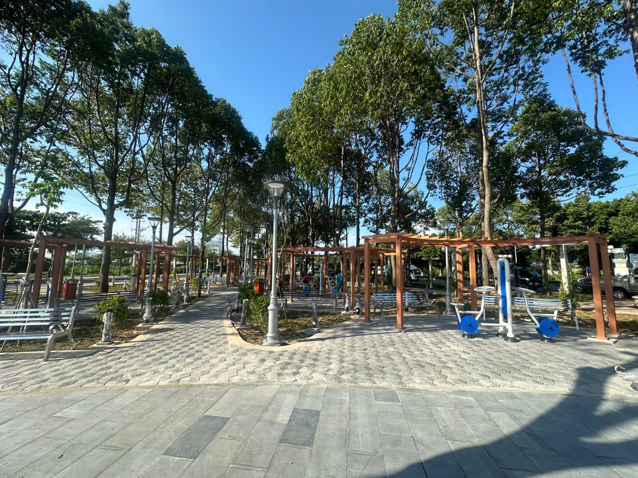 Trong khuôn viên tượng đài đã được trồng thêm cây xanh, lắp đặt thêm các dụng cụ thể dục thể thao. Ảnh: MINH TÂM