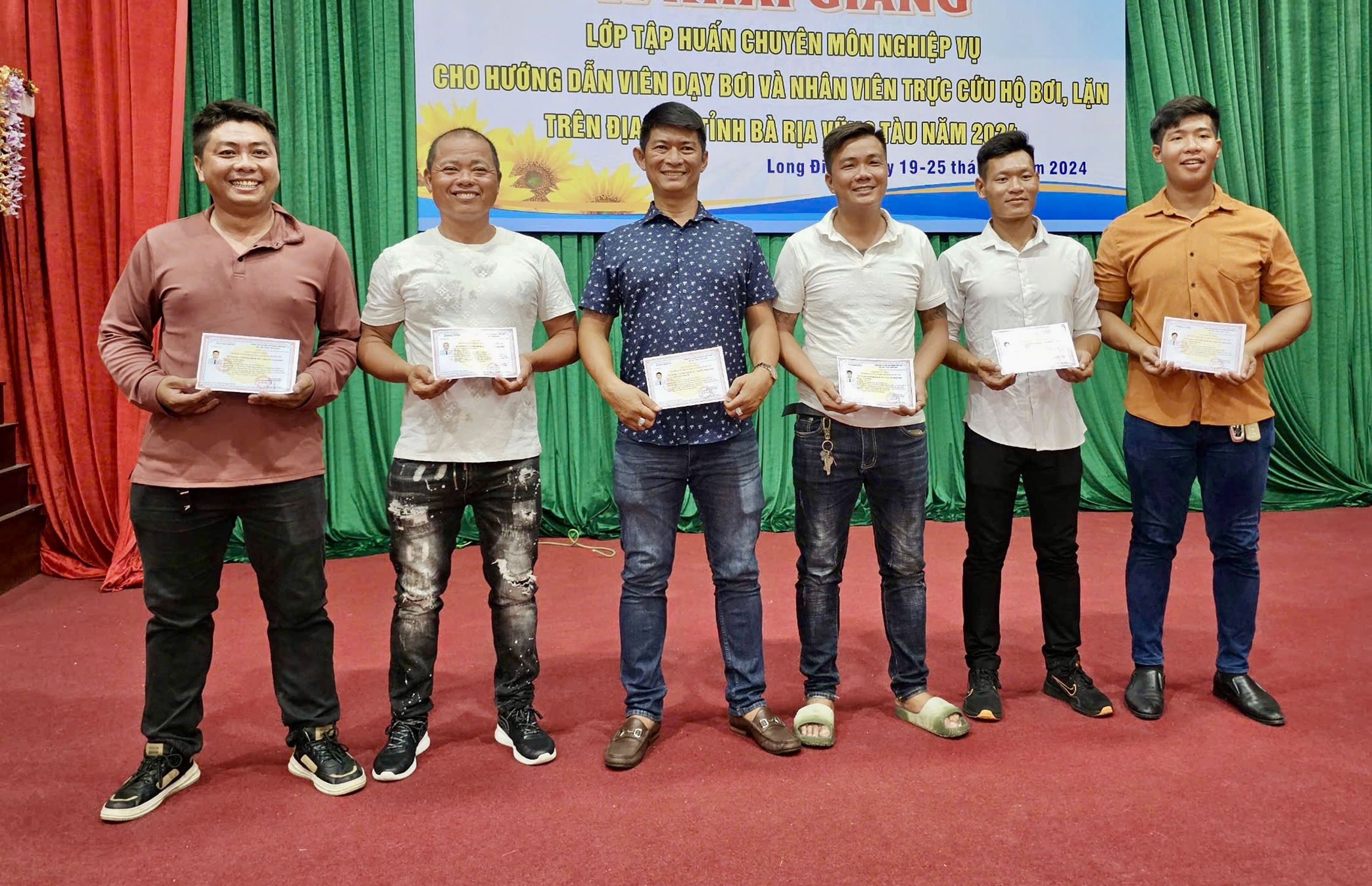 Các học viên nhận chứng chỉ sau khi hoàn thành lớp tập huấn.