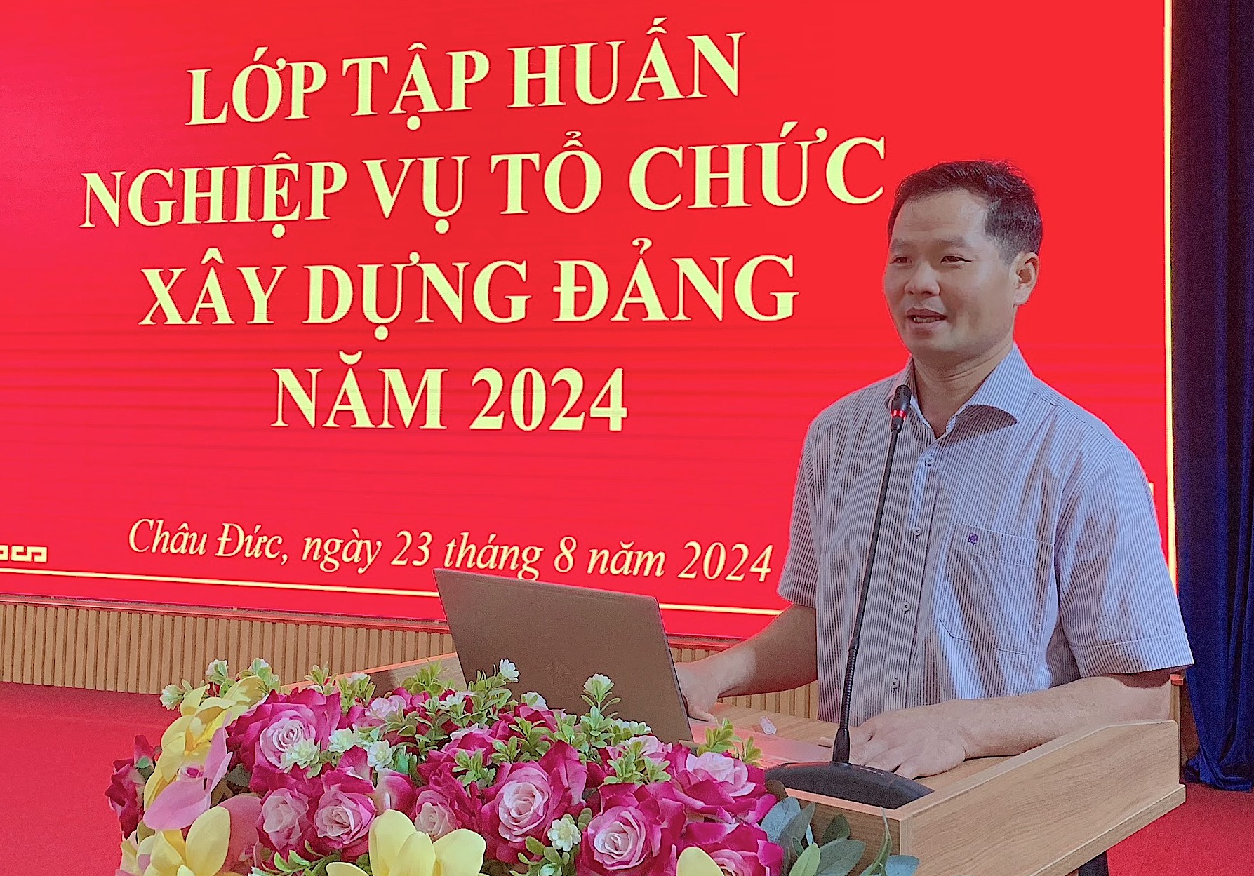 Ông Lê Thanh Liêm, Phó Bí thư Thường trực Huyện ủy Châu Đức phát biểu tại lớp tập huấn.