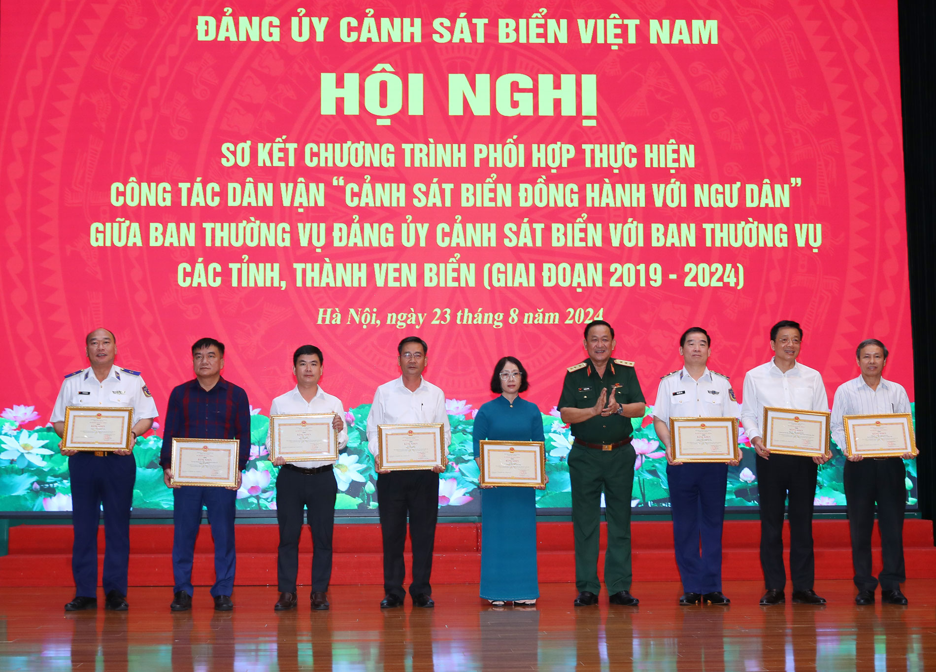 Thượng tướng Võ Minh Lương trao Bằng khen của Bộ trưởng Bộ Quốc phòng cho các tập thể, cá nhân có thành tích xuất sắc trong phối hợp thực hiện Chương trình 