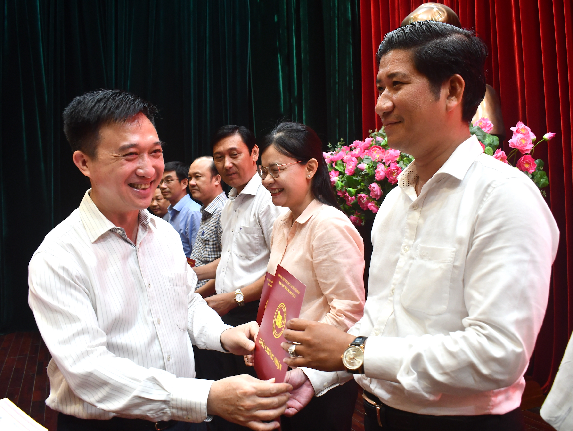 Ông Đặng Minh Thông, Ủy viên Ban Thường vụ Tỉnh ủy, Phó Chủ tịch UBND tỉnh trao giấy chứng nhận hoàn thành đến học viên.