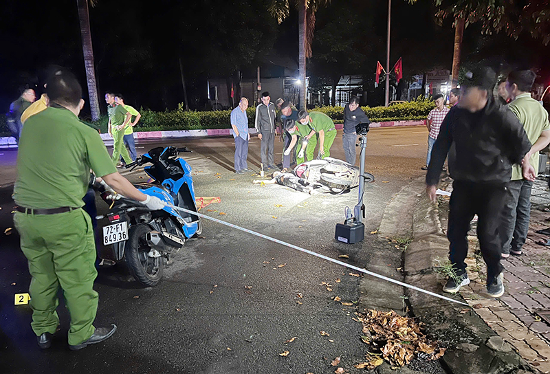 Lực lượng chức năng khám nghiệm hiện trường điều tra nguyên nhân vụ án mạng. 