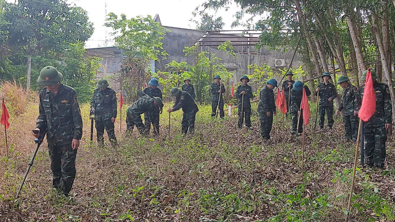 Ngày 26/6/2023, Bà Rịa -Vũng Tàu bắt đầu kế hoạch rà soát bom mìn giải phóng mặt bằng dự án cao tốc Biên Hòa-Vũng Tàu. Ảnh: NGÂN TRÀ