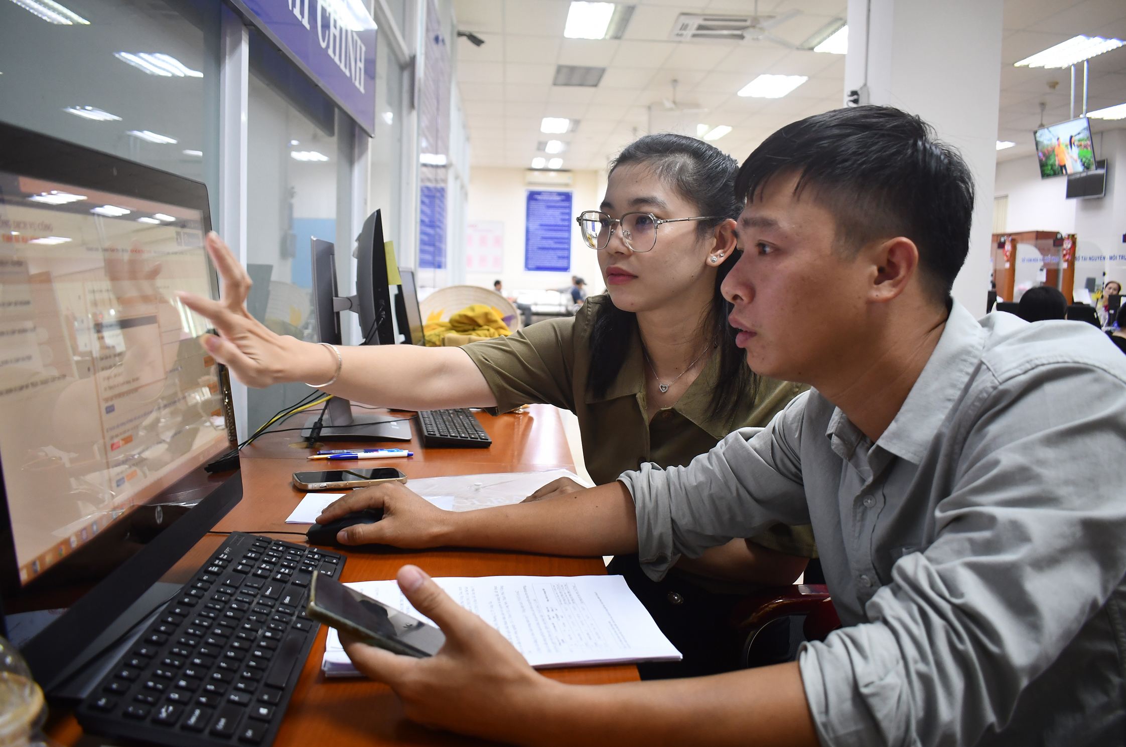 Công chức Trung tâm Phục vụ Hành chính công tỉnh hướng dẫn người dân thực hiện thủ tục hành chính trực tuyến.