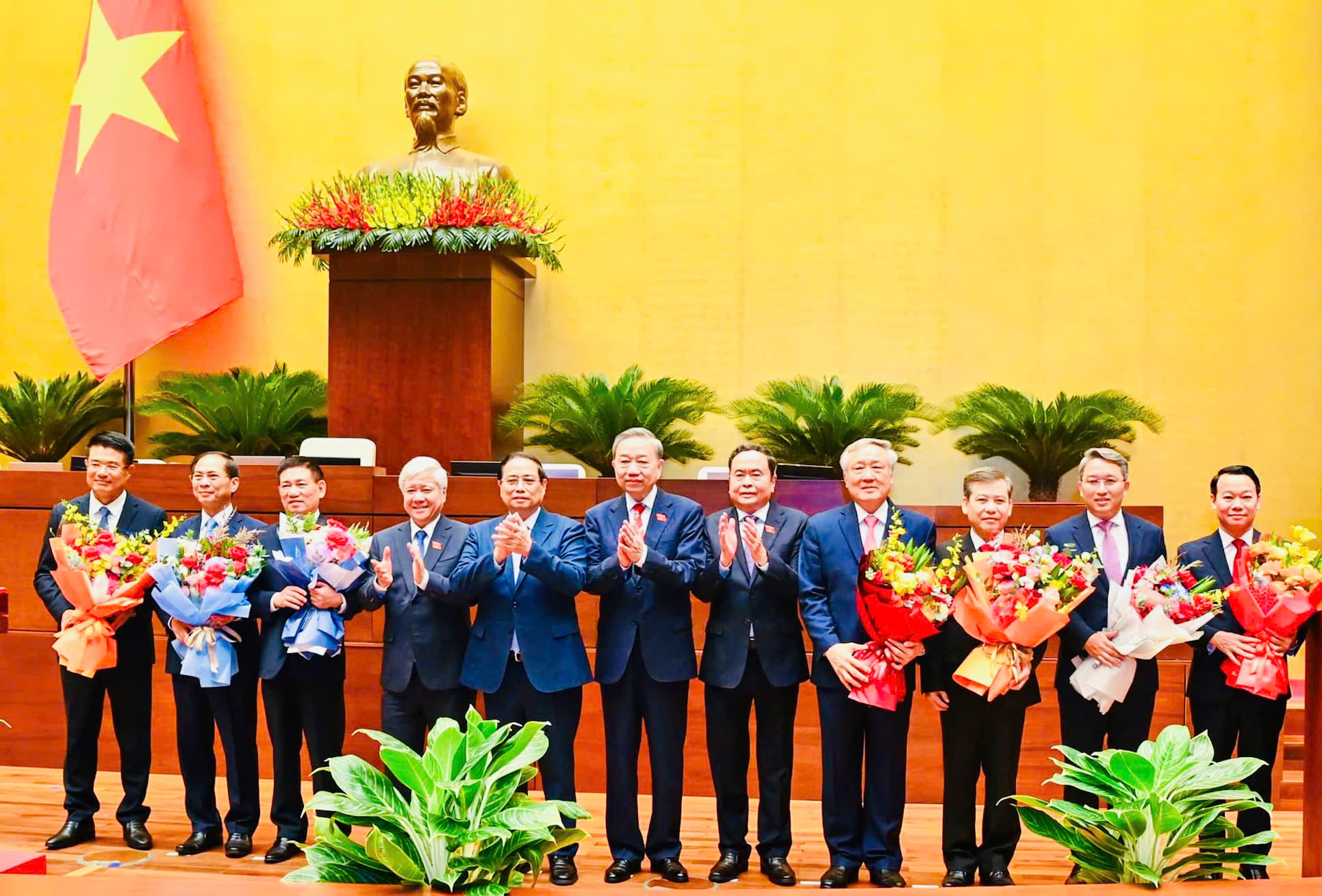 Tổng Bí thư, Chủ tịch Nước Tô Lâm, các đồng chí lãnh đạo Đảng, Nhà nước, Mặt trận Tổ quốc Việt Nam tặng hoa chúc mừng các đồng chí vừa được Quốc hội bầu, phê chuẩn.