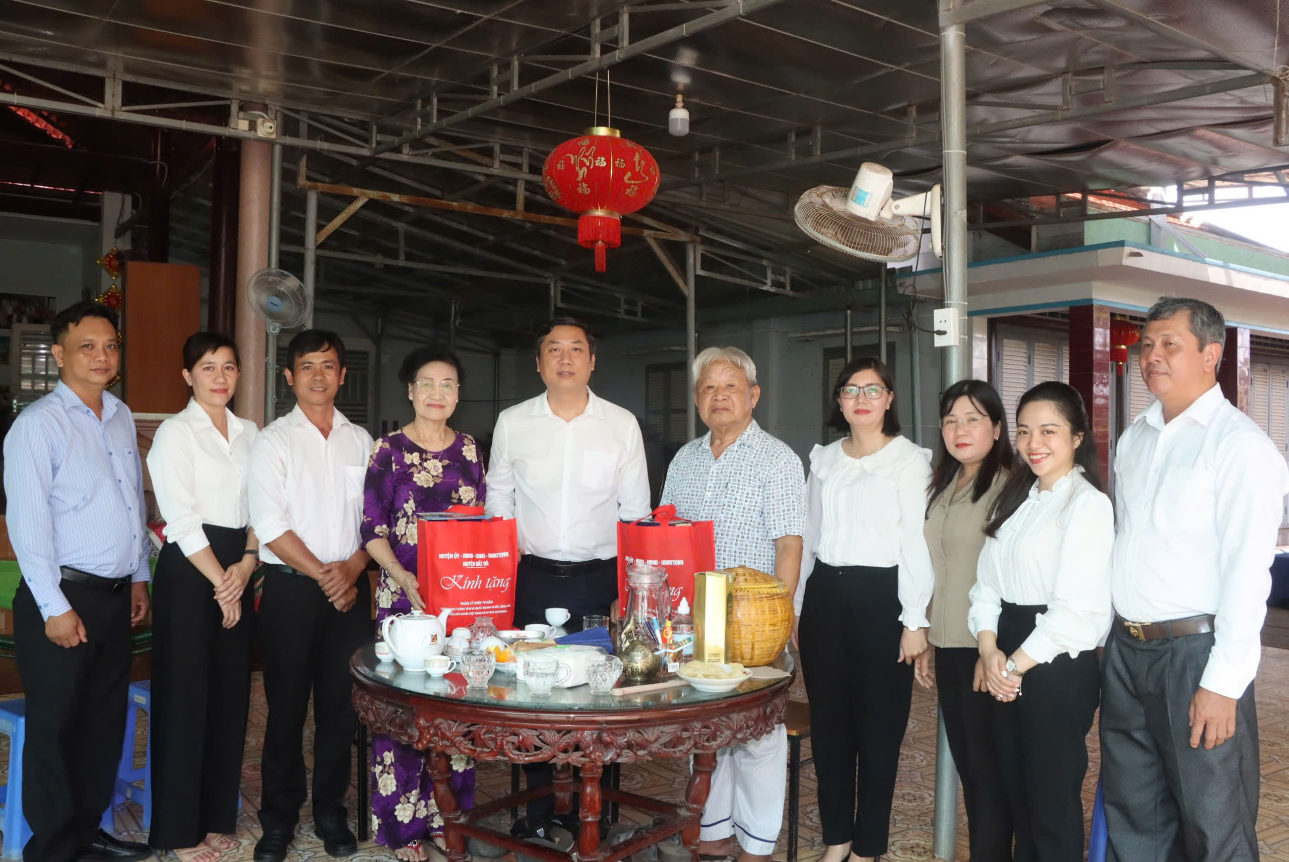 Ông Nguyễn Công Danh, Bí thư Huyện ủy Đất Đỏ thăm, tặng quà đảng viên Ngô Trung Chánh (60 năm tuổi Đảng) và đảng viên Phạm Thị Mỹ Hạnh (55 năm tuổi Đảng). Ảnh: TUẤN VŨ