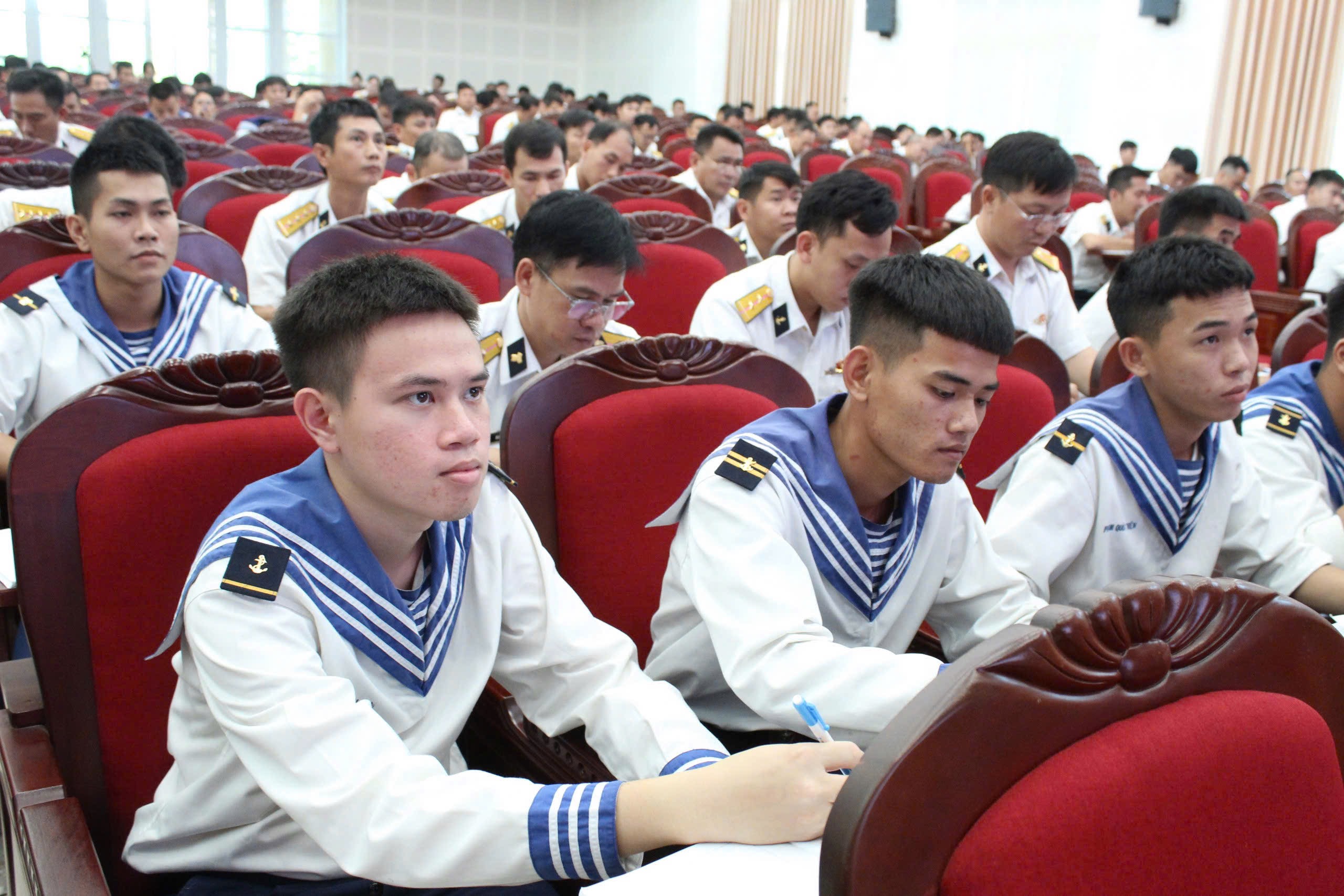 Các cán bộ chiến sĩ Vùng 2 Hải Quân tham gia buổi tuyên truyền pháp luật.