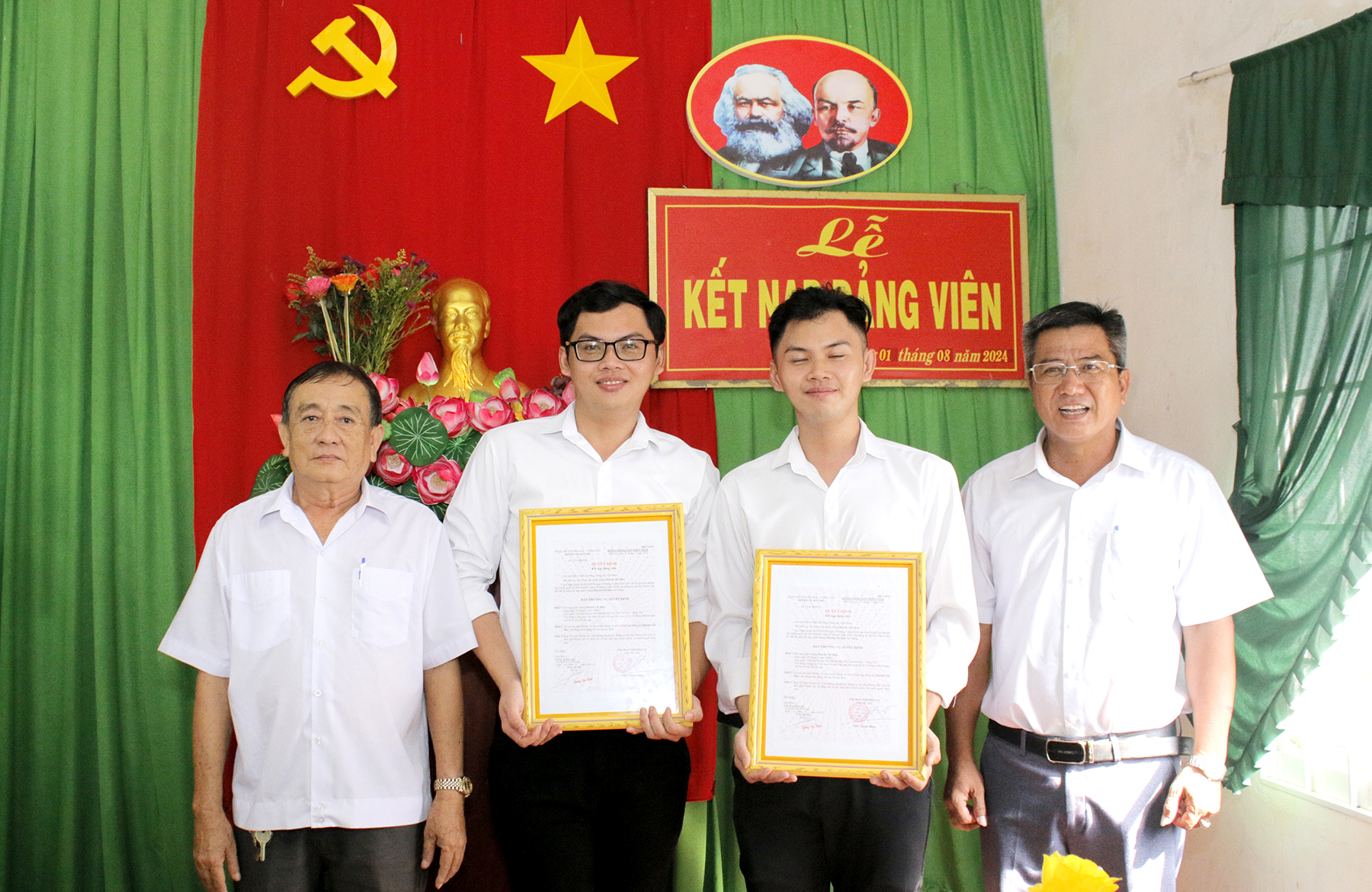 Bí thư Chi bộ KP. Phước An trao quyết định kết nạp đảng viên mới cho 2 anh em sinh đôi Huỳnh Chí Hoa và Huỳnh Chí Hào.
