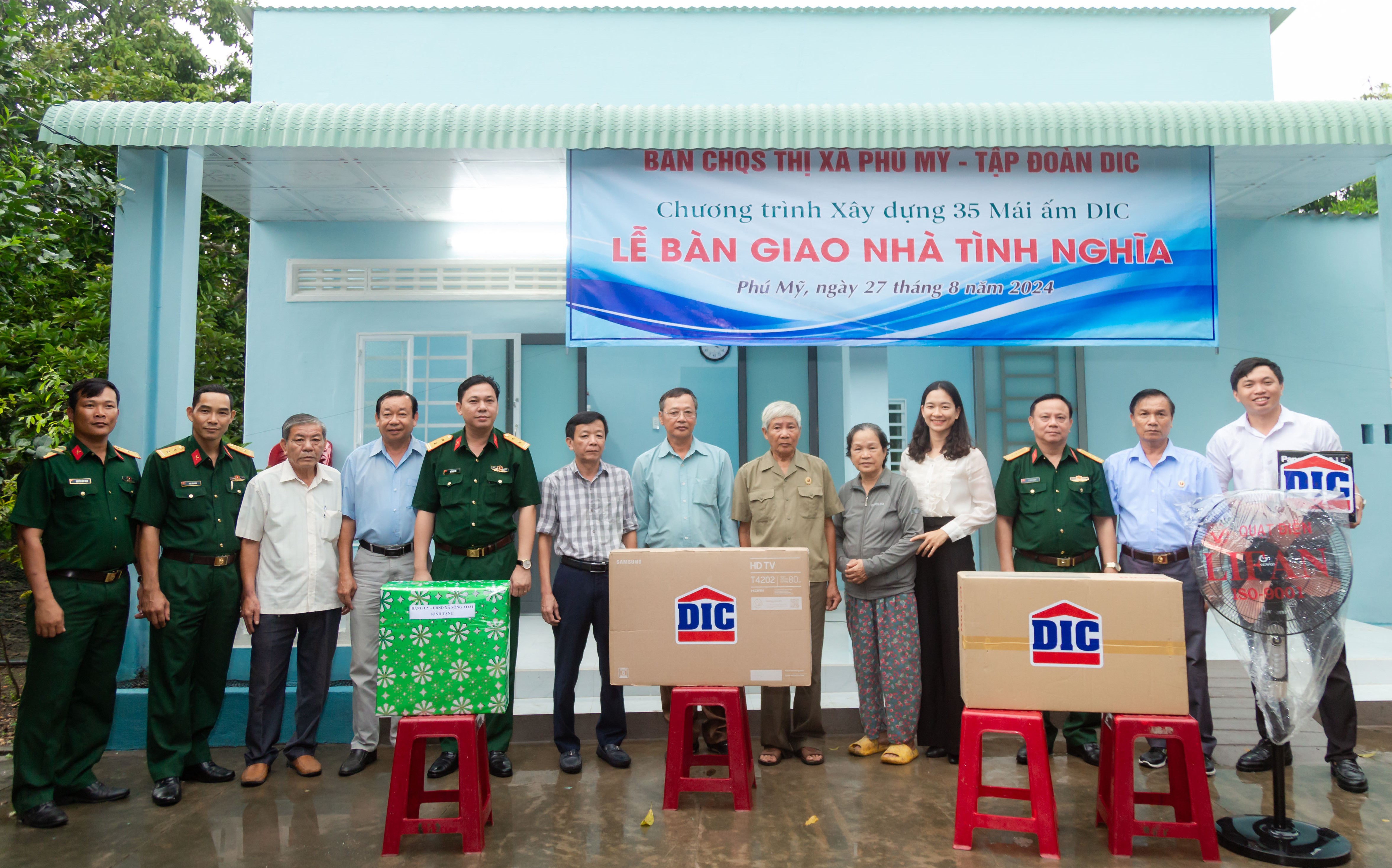 Các đơn vị tài trợ tăng bàn giao nhà tình nghĩa và tặng quà cho gia đình ông đình ông Phạm Văn Chiều.