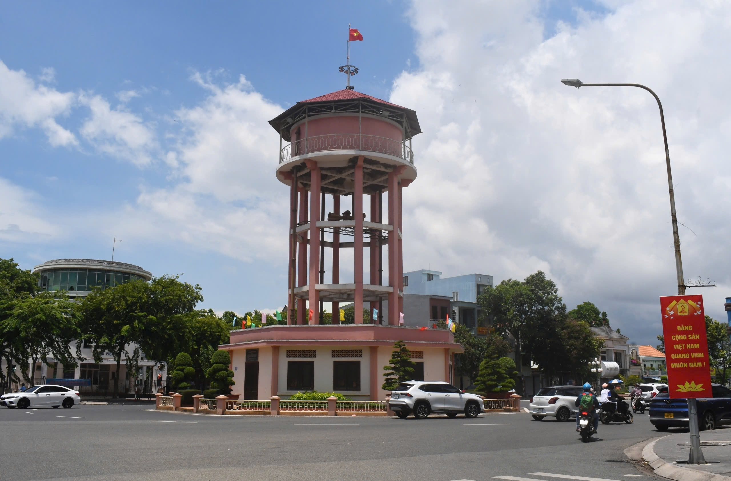 Nhà Tròn-địa điểm diễn ra mít tinh giành chính quyền tháng 8/1945. Ảnh: AN NHIÊN