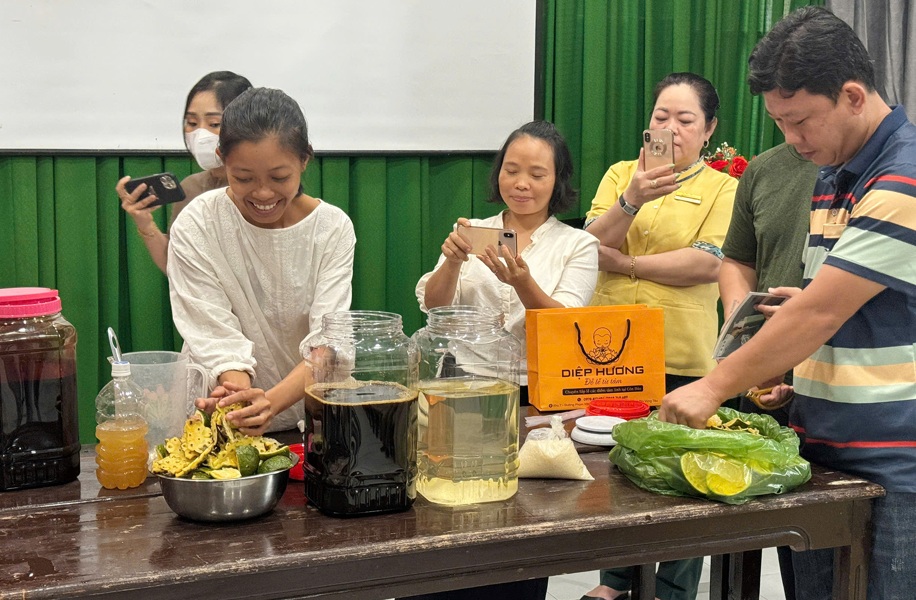 Nhân viên cơ sở kinh doanh du lịch - dịch vụ được hướng dẫn làm nước tẩy rửa từ vỏ thơm và cam.