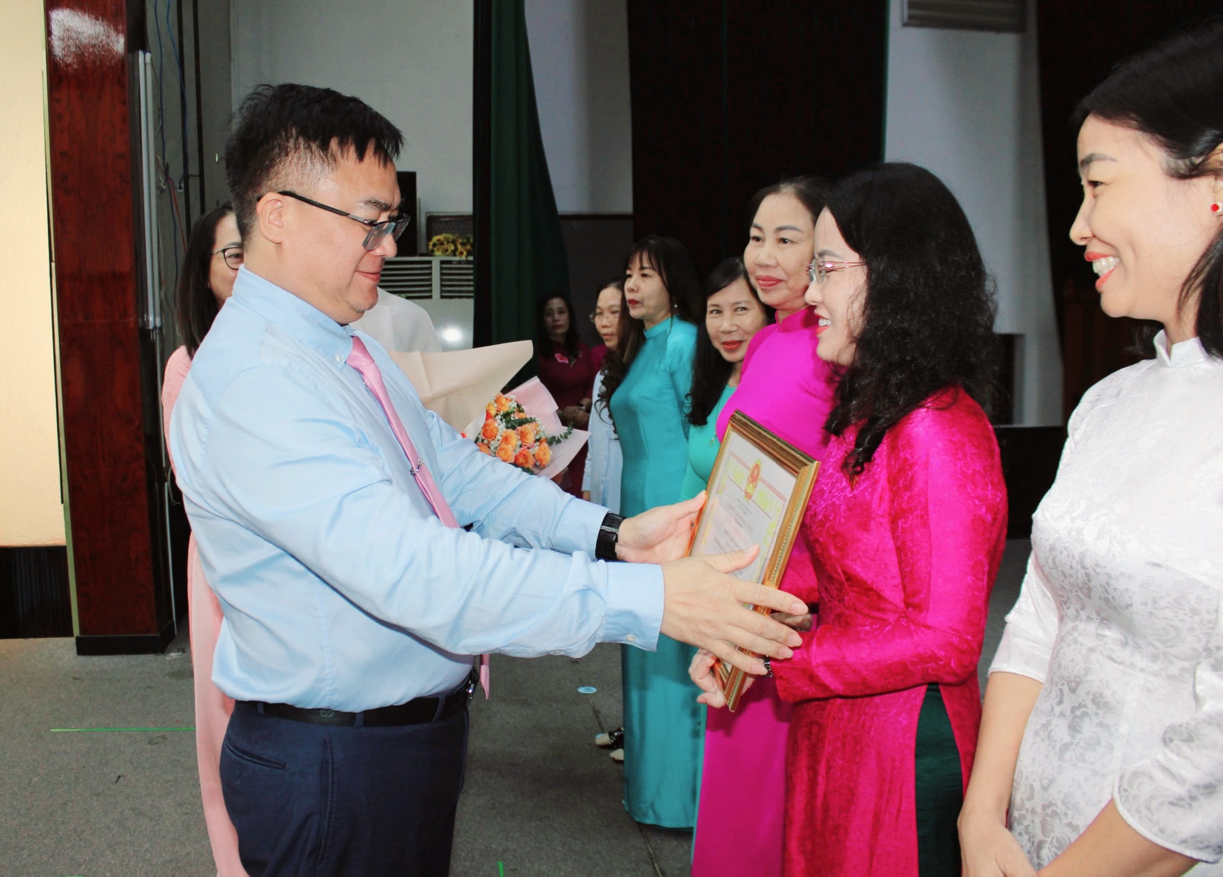 Chủ tịch UBND TP.Vũng Tàu Hoàng Vũ Thảnh trao danh hiệu Tập thể lao động xuất sắc cho Phòng GD-ĐT.
