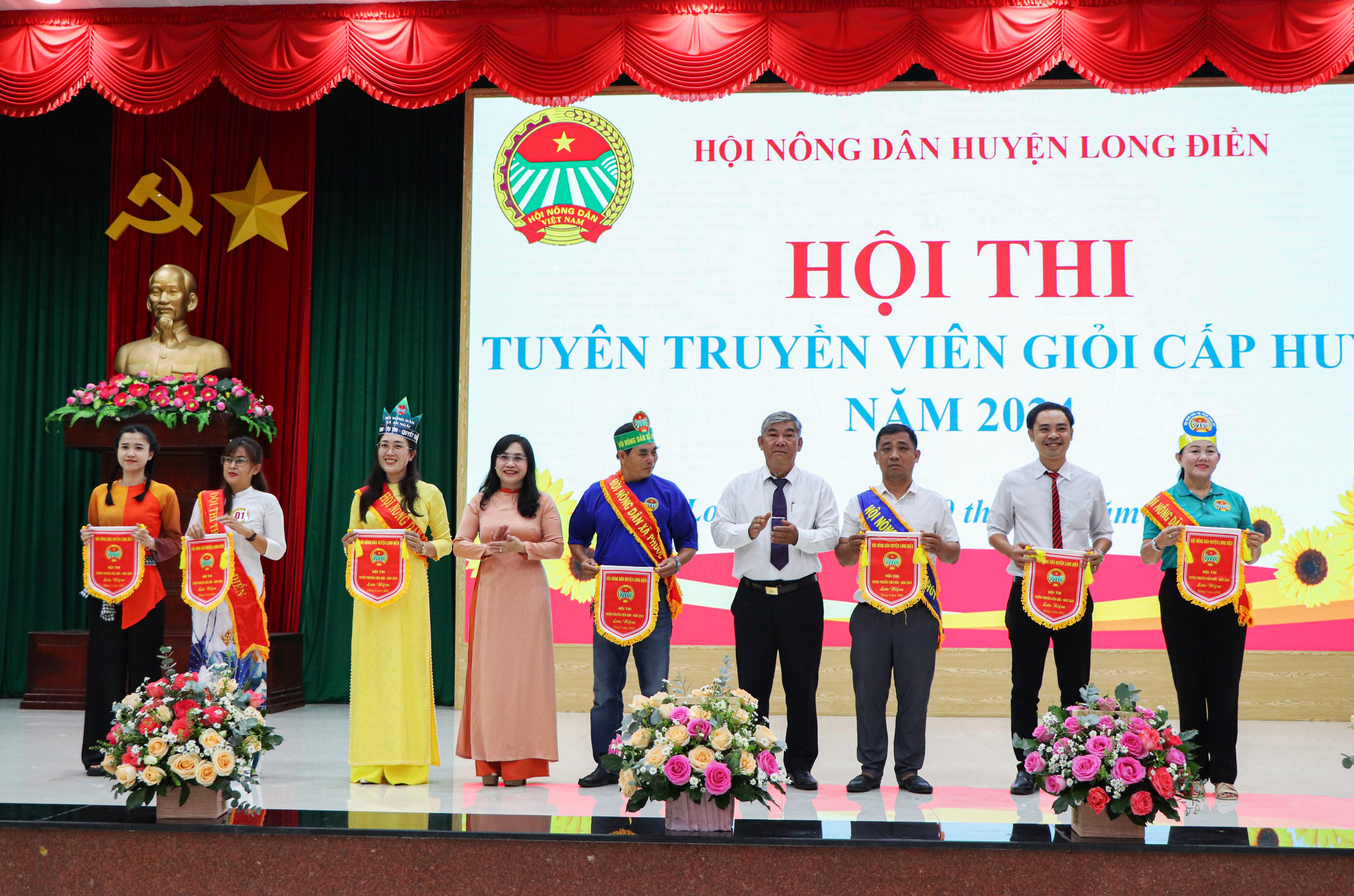 Bà Trương Thị Kim Phượng, Phó Chủ tịch Hội Nông dân tỉnh; ông Võ Văn Nghĩa, Chủ tịch Hội Nông dân huyện Long Điền tặng Cờ lưu niệm cho các đội tham gia hội thi.